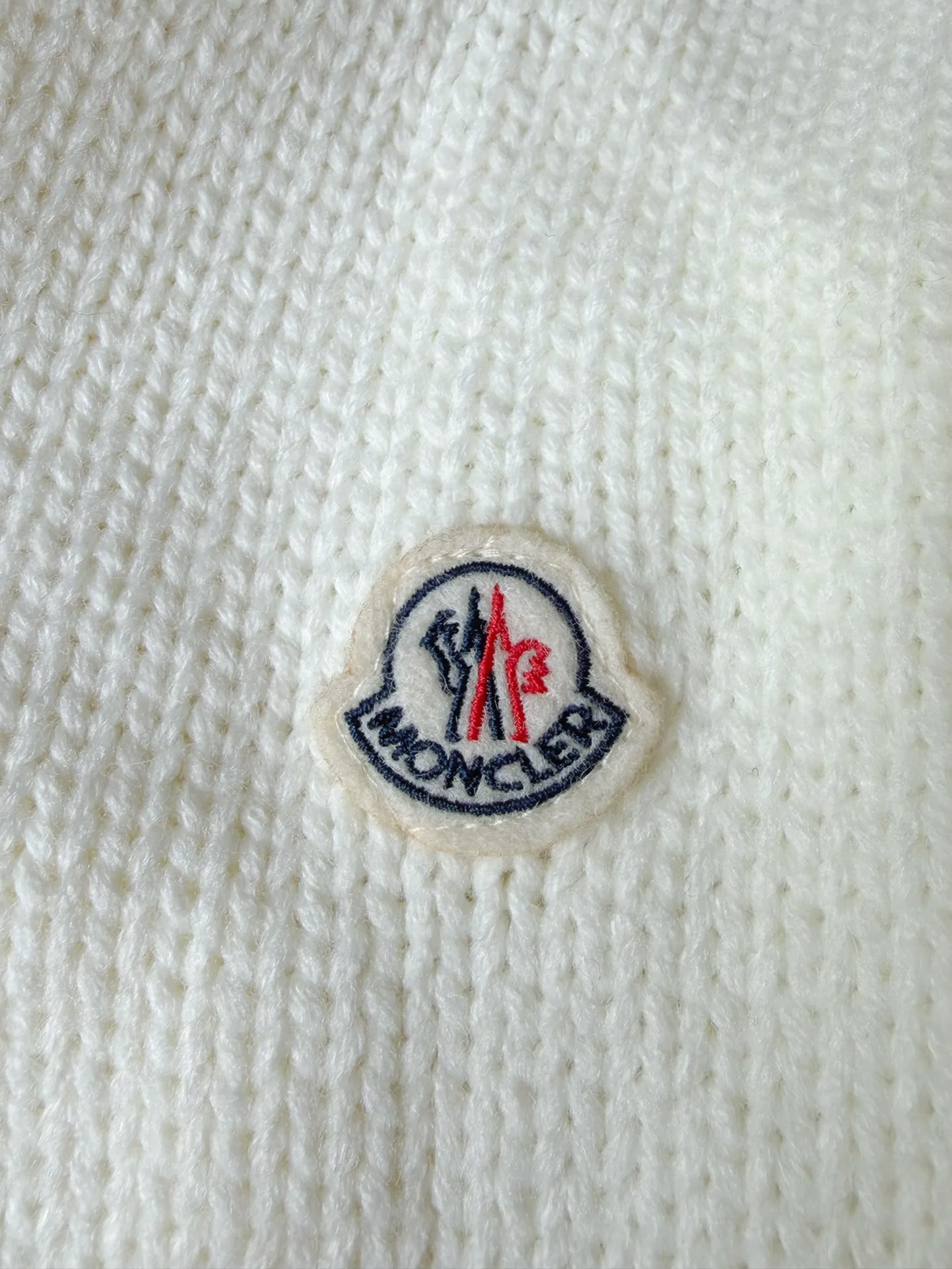 P580 Moncler/Mask 24FW wool knitted stitching stand collar women's down jacket. Made of 90 white duck down, 600 fill power, wool blended fabric at the cuffs, better texture, light and warm, four layers of lining, no velvet. Hot melt technology, one-time molding, wool felt embroidery logo attached to the shoulder, zipper fly stand collar design, simple and convenient double side oblique button pockets Stand-up collar design, windproof and warm, three-dimensional and full, highly practical Color: Off-white Black Size: 0.1.2.3