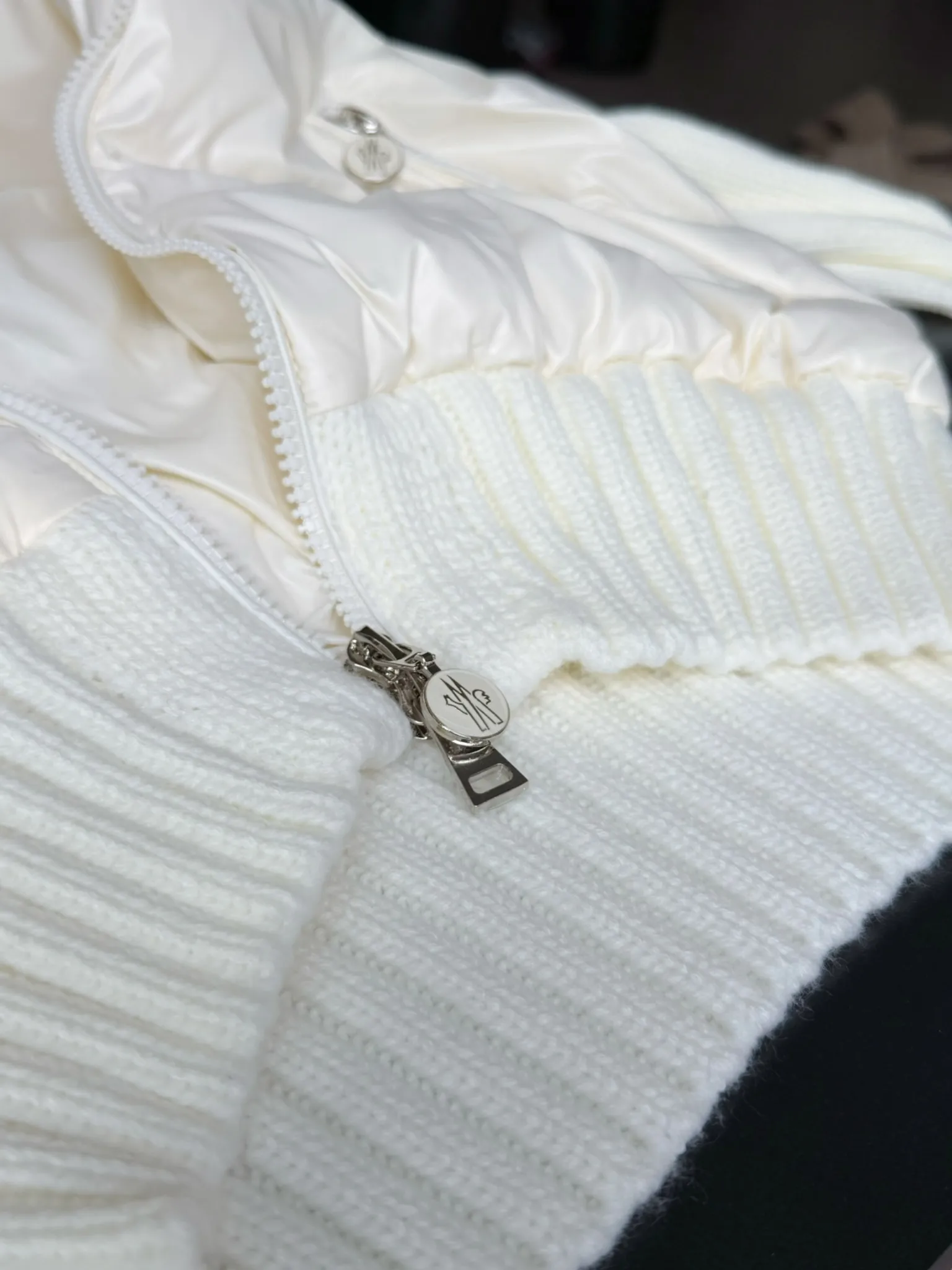 P580 Moncler/Mask 24FW wool knitted stitching stand collar women's down jacket. Made of 90 white duck down, 600 fill power, wool blended fabric at the cuffs, better texture, light and warm, four layers of lining, no velvet. Hot melt technology, one-time molding, wool felt embroidery logo attached to the shoulder, zipper fly stand collar design, simple and convenient double side oblique button pockets Stand-up collar design, windproof and warm, three-dimensional and full, highly practical Color: Off-white Black Size: 0.1.2.3