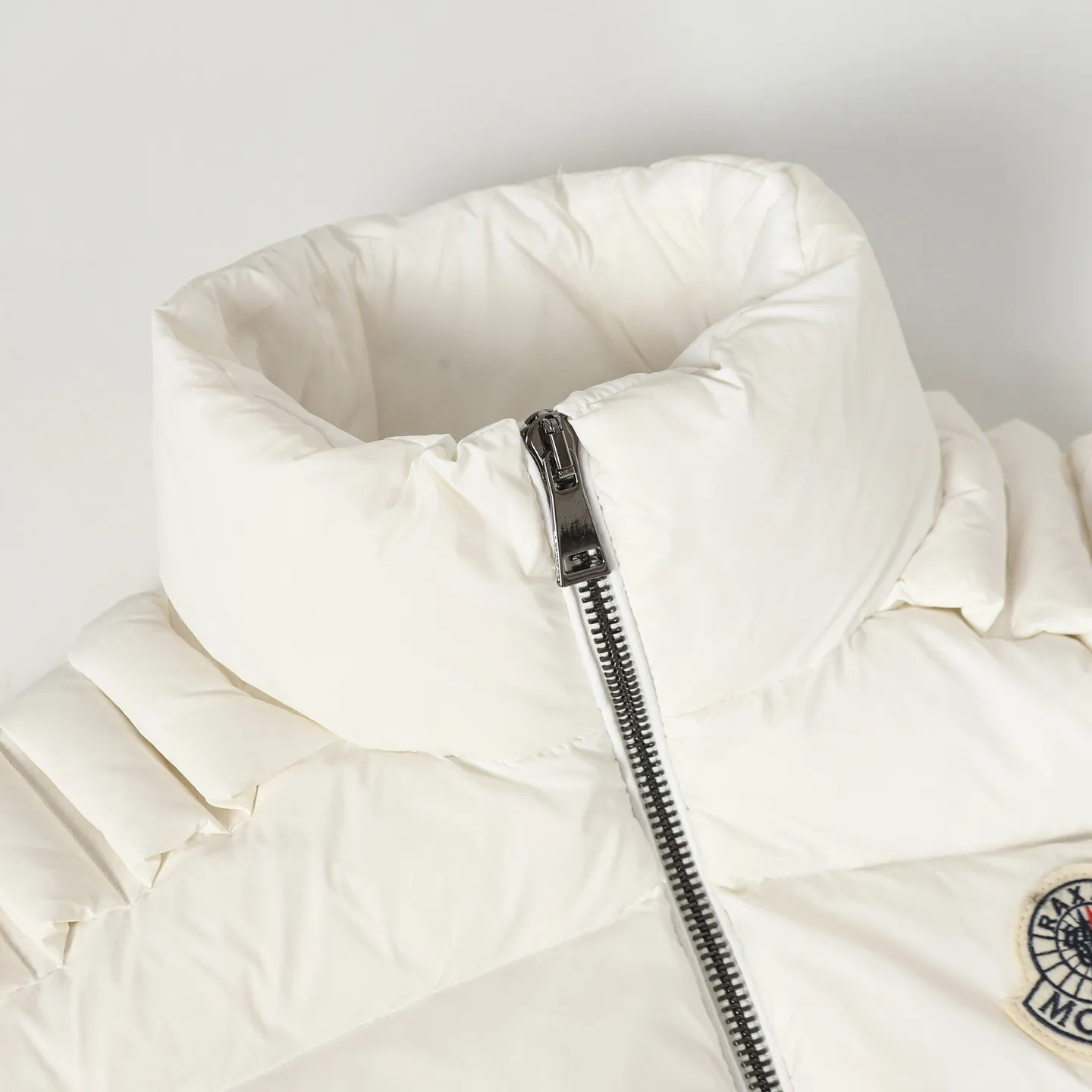 P980 MONCLER/Cistopher Raxxy 3D quilted zipper down jacket of the same style as the star. This down is a men's and women's single product of the Moner  This three-dimensional quilted down jacket is made from lightweight tear-resistant fabric and was created in collaboration with Cistopher Raxxy. This down jacket is inspired by a spiral staircase, with decorative elements that represent the winding steps of destiny. Unisex Details •Made from lightweight ripstop fabric •Micro ripstop lining •Zip closure •Hidden pockets •Wind-proof fly •Zip closure •Quilted patch, down-filled •Co-branded felt logo patch Color: Black/White Size : 0/1/2/3/4