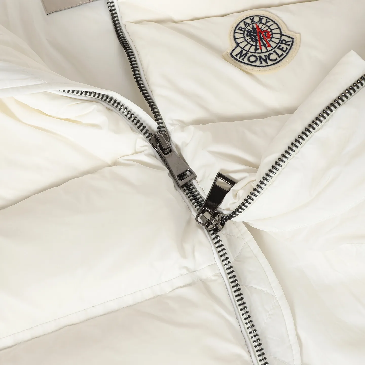 P980 MONCLER/Cistopher Raxxy 3D quilted zipper down jacket of the same style as the star. This down is a men's and women's single product of the Moner  This three-dimensional quilted down jacket is made from lightweight tear-resistant fabric and was created in collaboration with Cistopher Raxxy. This down jacket is inspired by a spiral staircase, with decorative elements that represent the winding steps of destiny. Unisex Details •Made from lightweight ripstop fabric •Micro ripstop lining •Zip closure •Hidden pockets •Wind-proof fly •Zip closure •Quilted patch, down-filled •Co-branded felt logo patch Color: Black/White Size : 0/1/2/3/4