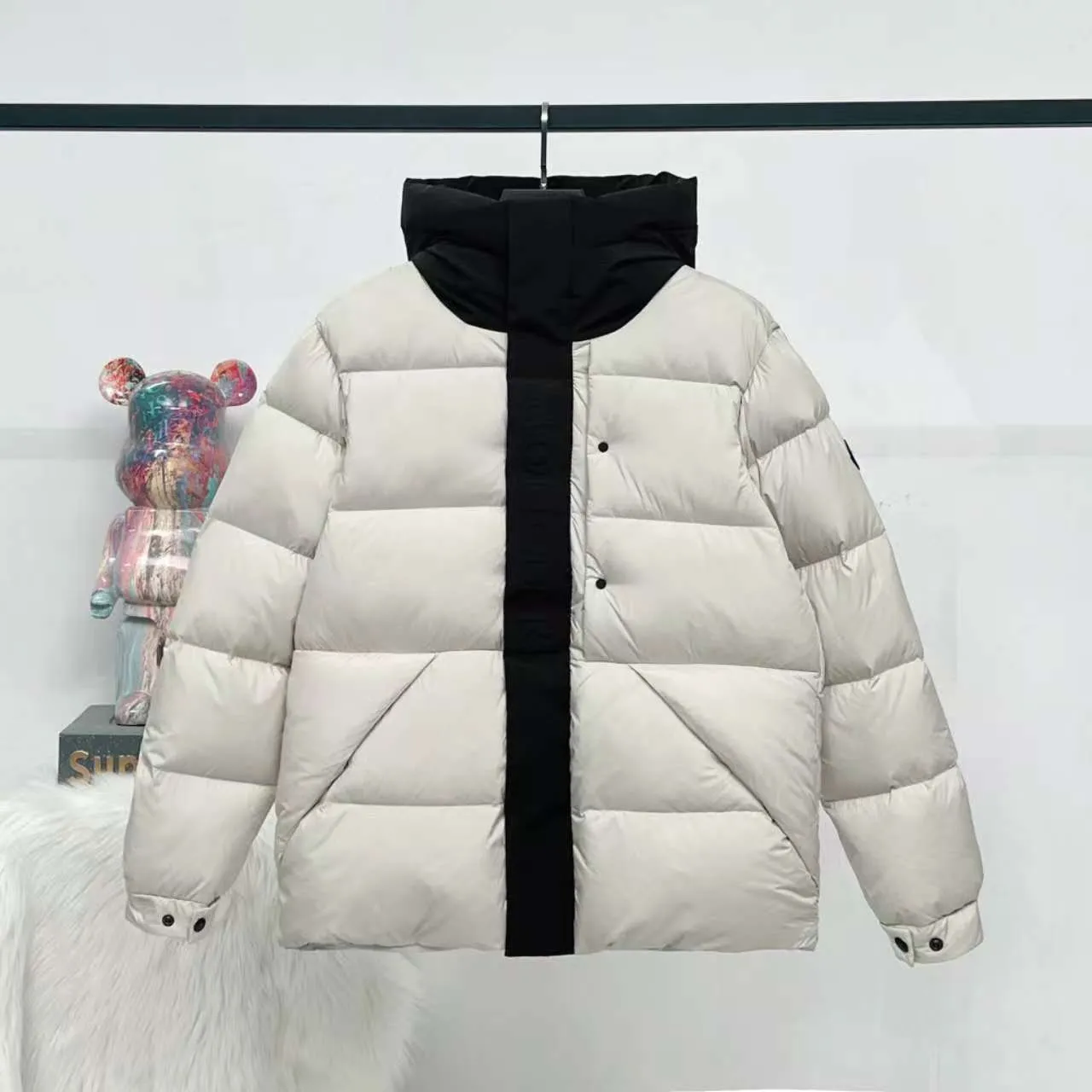 P860 Top version] Large goods hanging photo Moncler/Moncler 22Fw Black Warrior access control three-dimensional embossed letter down jacket, autumn and winter new madeira. Black Warrior scarf hooded mid-length down jacket is filled with national standard 95% white duck down Madeira down jacket is a common item in the functional wardrobe. It is made of Longuesaison nylon, providing excellent warmth and light comfort. Presented in calming neutral tones, the loose silhouette pays homage to clean design. Made of matte Longue Saison nylon Painted nylon lining Filled with down Hood and front placket made of 2.5 layers of fabric Logo lettering embossed Hidden button and zipper closure Exterior pockets with hidden snap button closure Chest pockets with zipper closure Adjustable hood and flat elastic drawstring Matte black logo Style: 5608# Color: Black Off-white Size: 1 2 3 4 5