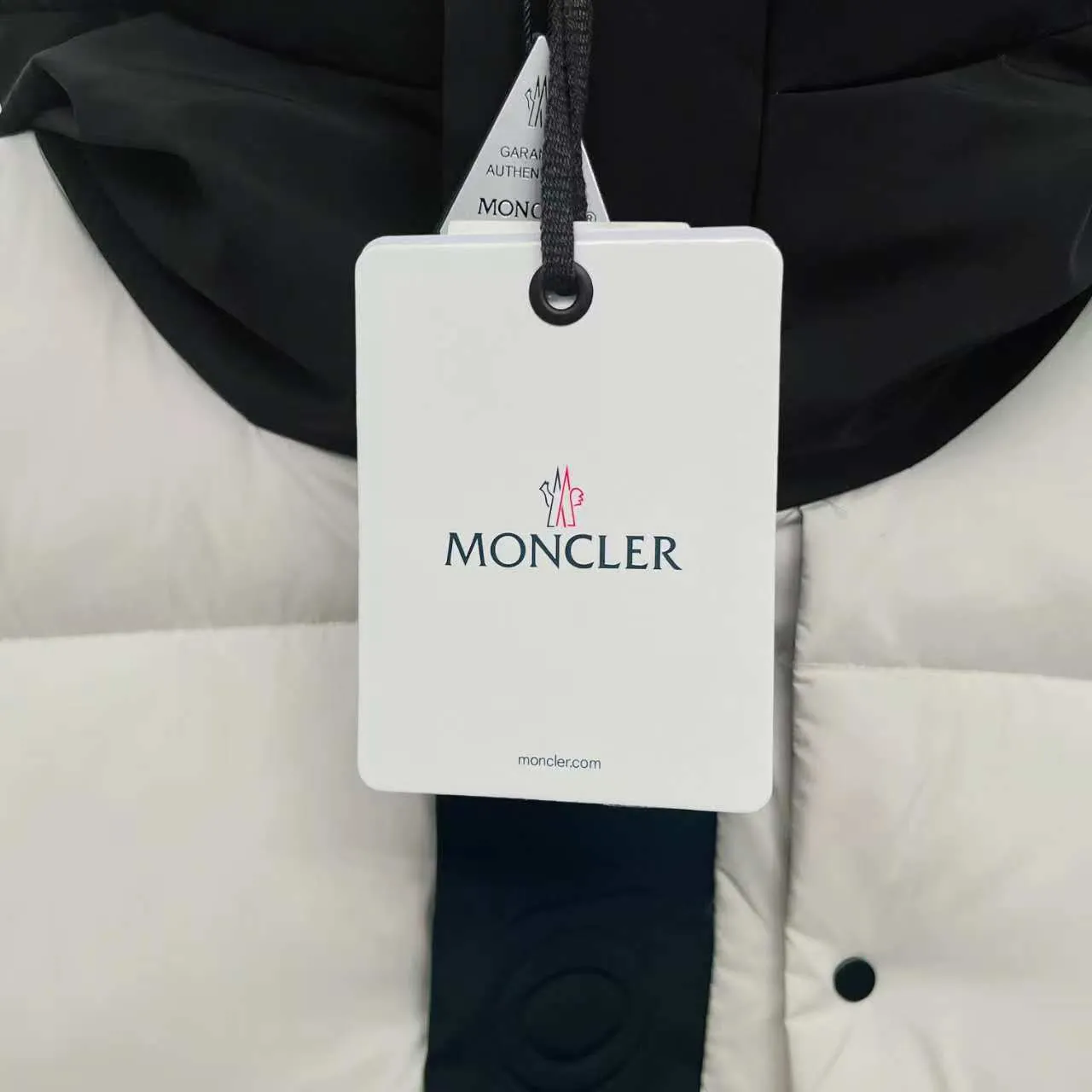P860 Top version] Large goods hanging photo Moncler/Moncler 22Fw Black Warrior access control three-dimensional embossed letter down jacket, autumn and winter new madeira. Black Warrior scarf hooded mid-length down jacket is filled with national standard 95% white duck down Madeira down jacket is a common item in the functional wardrobe. It is made of Longuesaison nylon, providing excellent warmth and light comfort. Presented in calming neutral tones, the loose silhouette pays homage to clean design. Made of matte Longue Saison nylon Painted nylon lining Filled with down Hood and front placket made of 2.5 layers of fabric Logo lettering embossed Hidden button and zipper closure Exterior pockets with hidden snap button closure Chest pockets with zipper closure Adjustable hood and flat elastic drawstring Matte black logo Style: 5608# Color: Black Off-white Size: 1 2 3 4 5