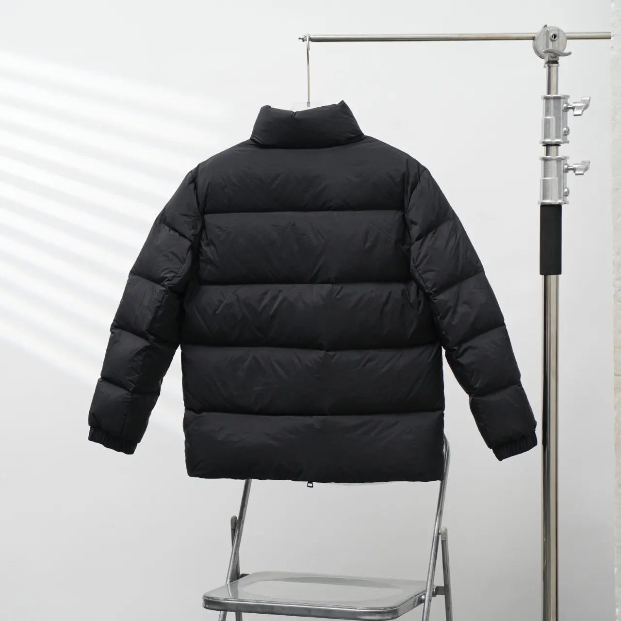 P640 MONCLER丨Muzzled Chest Big Label Stand Collar Down Jacket Color: Black Size: 1-6