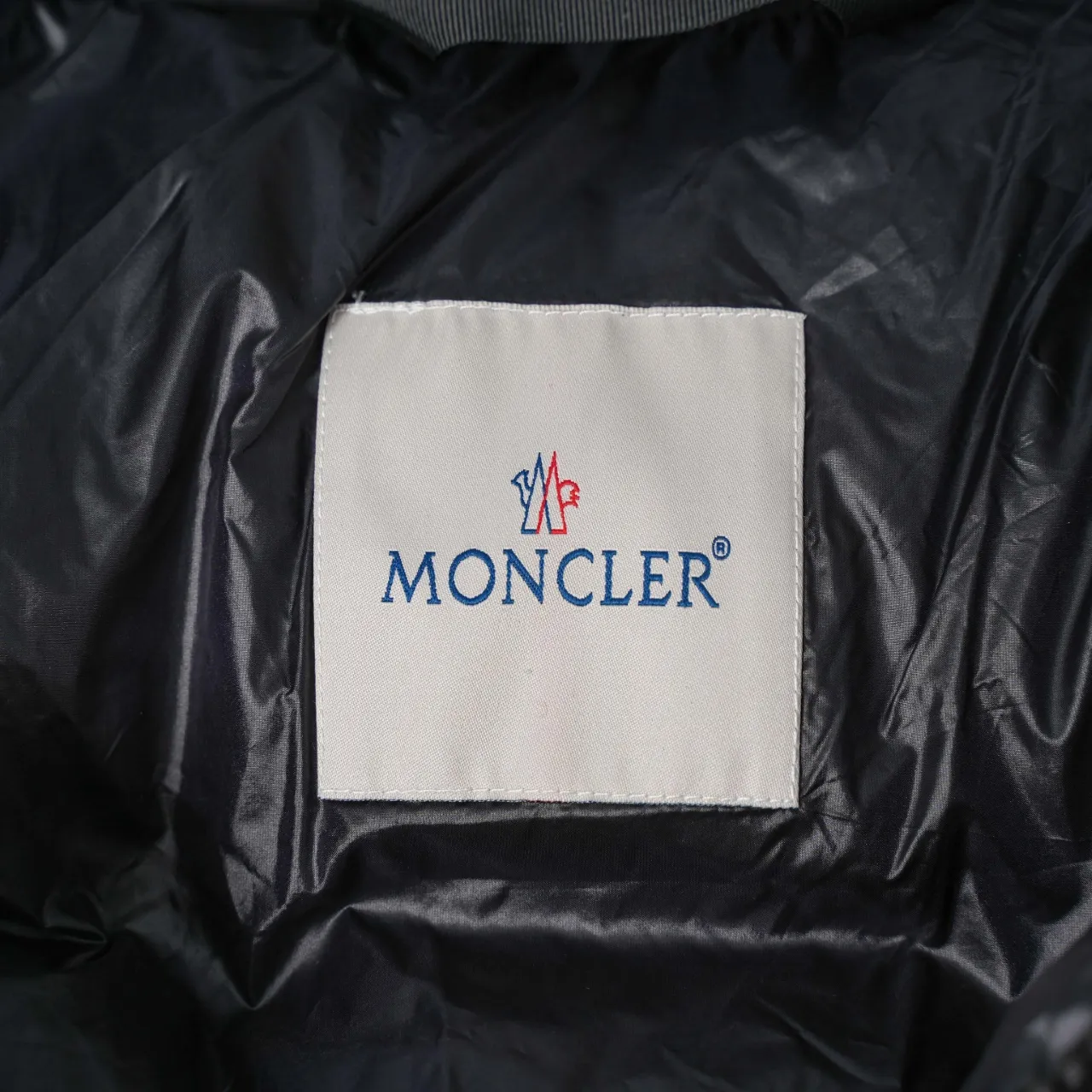 P640 MONCLER丨Muzzled Chest Big Label Stand Collar Down Jacket Color: Black Size: 1-6