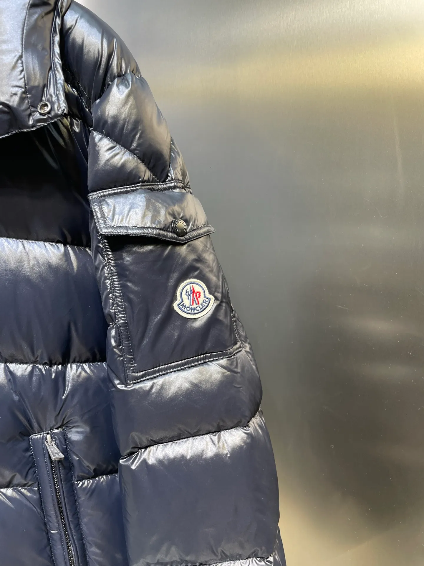 P1040 moncler premium 🌟Maya 95 velvet fabric is made of original uniform painted nylon material, which effectively blocks wind and rain and keeps the interior dry and comfortable. Comfortable and wind resistant. The inner filling is made of high-quality national standard 90 white goose down, which has light fluffiness and excellent thermal insulation performance. Quilting design, classic rectangular texture, a quilting process that can not only fix down to prevent it from running away, but is also an important decorative element. Stitching technology is very important, fine stitches can better lock the velvet. The internal washing label N is equipped with an anti-counterfeiting chip and a built-in sensor to verify the authenticity. It is detachable with buckles and can be adjusted with drawstrings at the hem and cuffs. The hardware accessories are unified to restore the original zippers, using YKK brand zippers for smoother and more durable buckles, windproof design ribs on the cuffs and hem, and adjustable drawstrings. Custom woven and dyed, no color difference from the original. Perfect restoration of ingenious craftsmanship, complete three standards, customized accessories size: 012345
