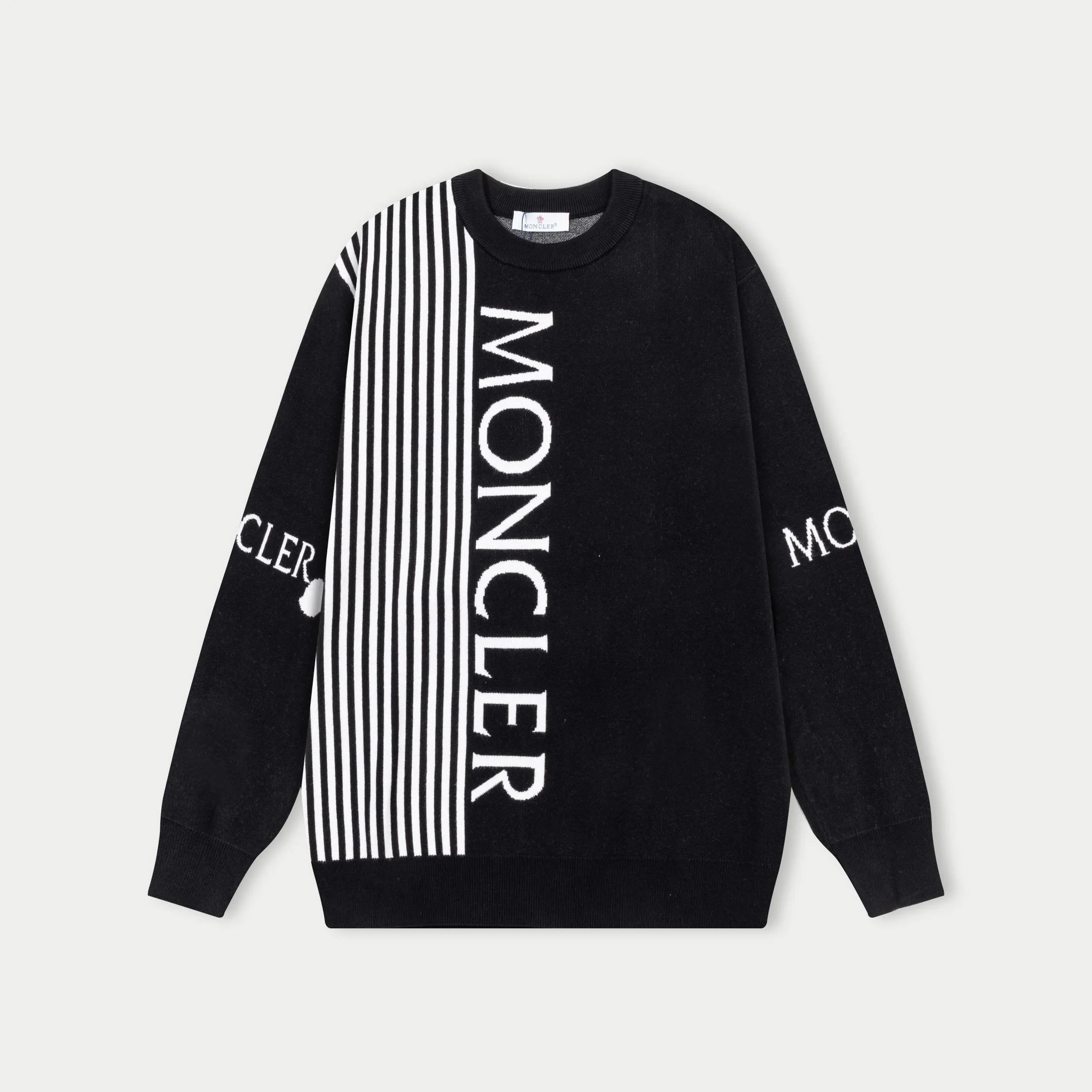 P320 MONCLER 25ss new round neck sweater. Original fabric. Made of custom-made natural medium-thick imported wool gauze. It feels very comfortable and smooth. The version is quite wide and stylish. Produced by a first-line brand factory. Woven by imported machines. It is very soft and skin-friendly. It will not deform after long-term wear. The latest autumn and winter style. Fashionable and personalized. Super versatile and good-looking. Very suitable for both men and women. A must-have for everyone. Color: royal blue black Size: M-3XL