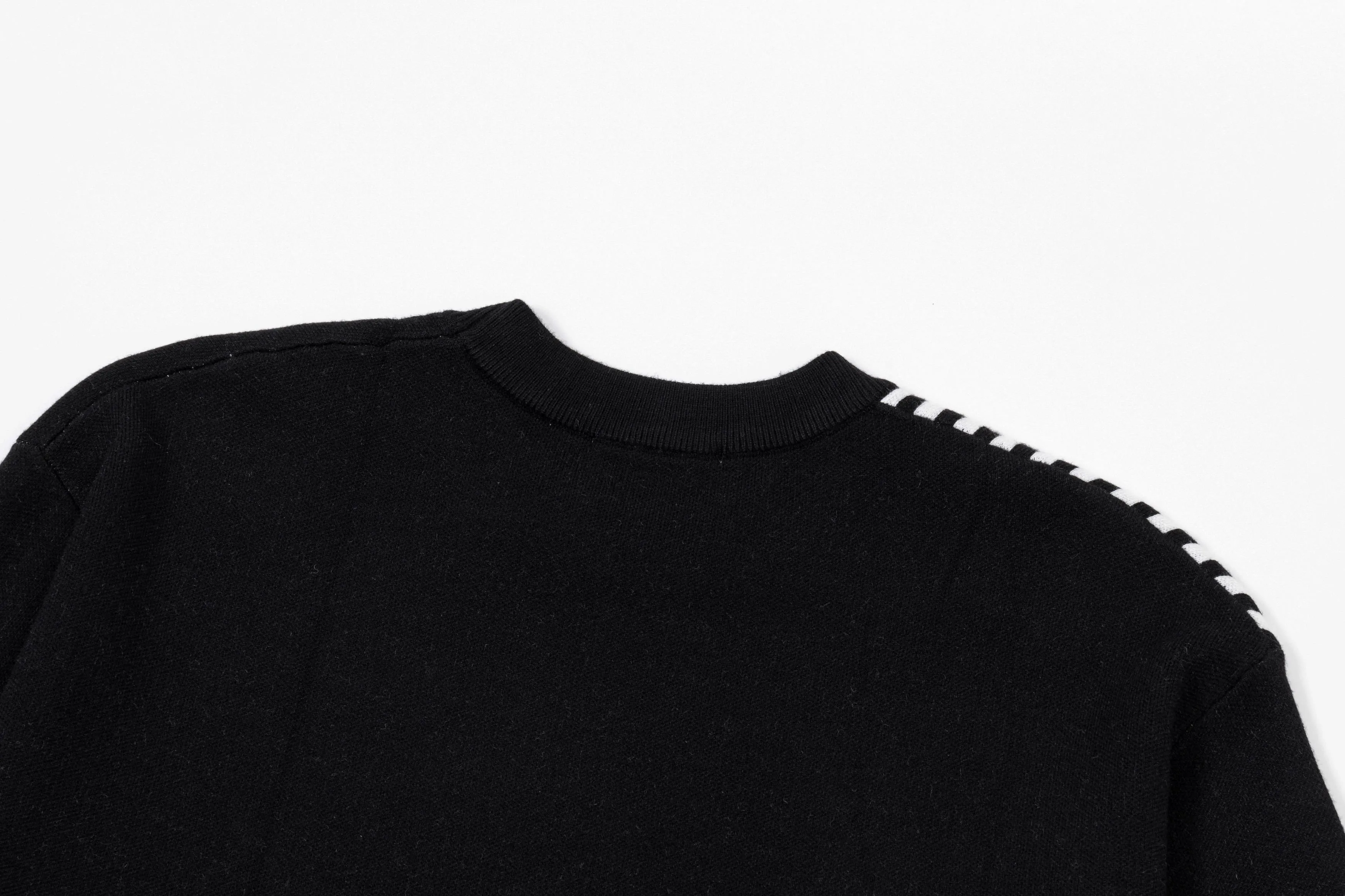 P320 MONCLER 25ss new round neck sweater. Original fabric. Made of custom-made natural medium-thick imported wool gauze. It feels very comfortable and smooth. The version is quite wide and stylish. Produced by a first-line brand factory. Woven by imported machines. It is very soft and skin-friendly. It will not deform after long-term wear. The latest autumn and winter style. Fashionable and personalized. Super versatile and good-looking. Very suitable for both men and women. A must-have for everyone. Color: royal blue black Size: M-3XL