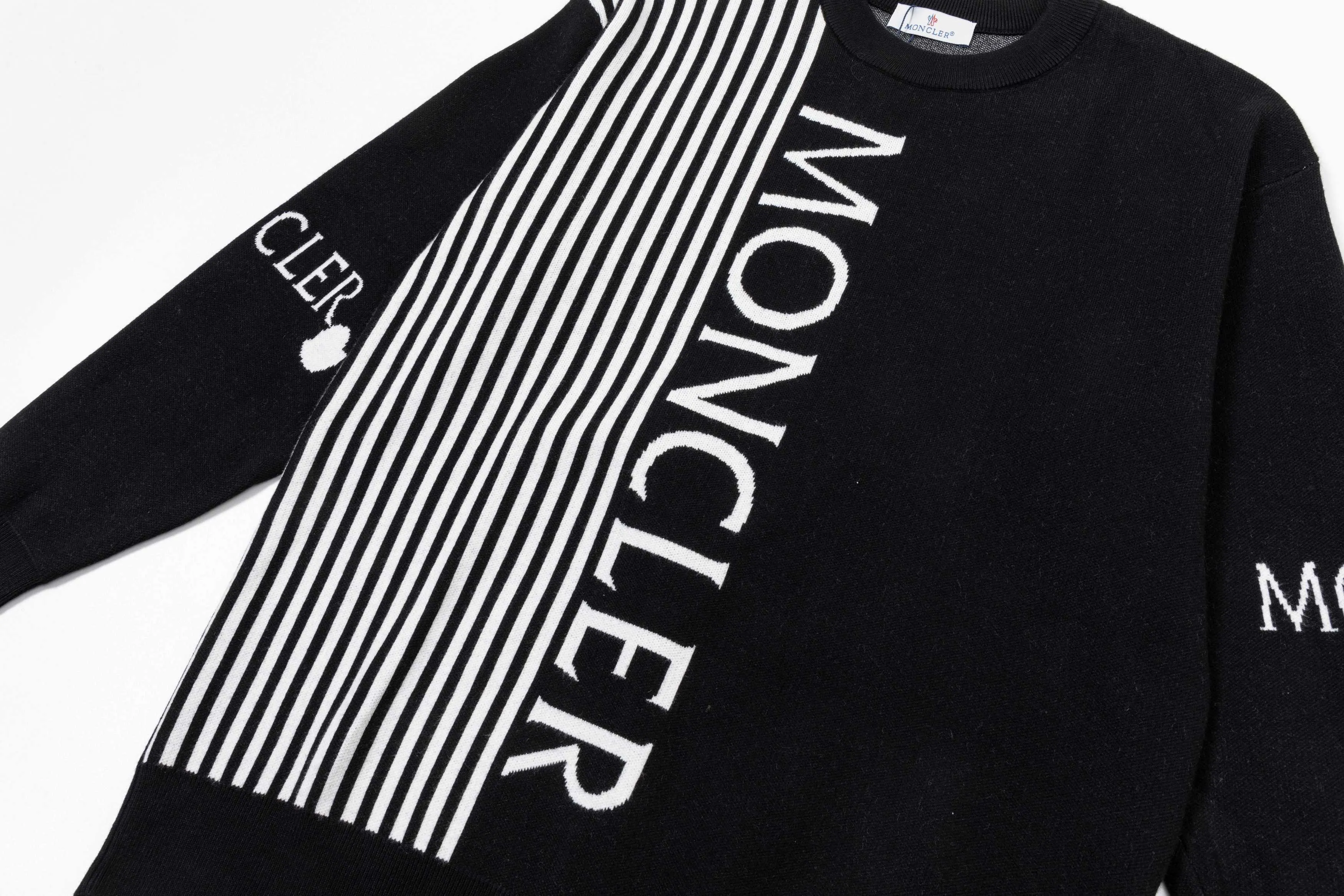P320 MONCLER 25ss new round neck sweater. Original fabric. Made of custom-made natural medium-thick imported wool gauze. It feels very comfortable and smooth. The version is quite wide and stylish. Produced by a first-line brand factory. Woven by imported machines. It is very soft and skin-friendly. It will not deform after long-term wear. The latest autumn and winter style. Fashionable and personalized. Super versatile and good-looking. Very suitable for both men and women. A must-have for everyone. Color: royal blue black Size: M-3XL