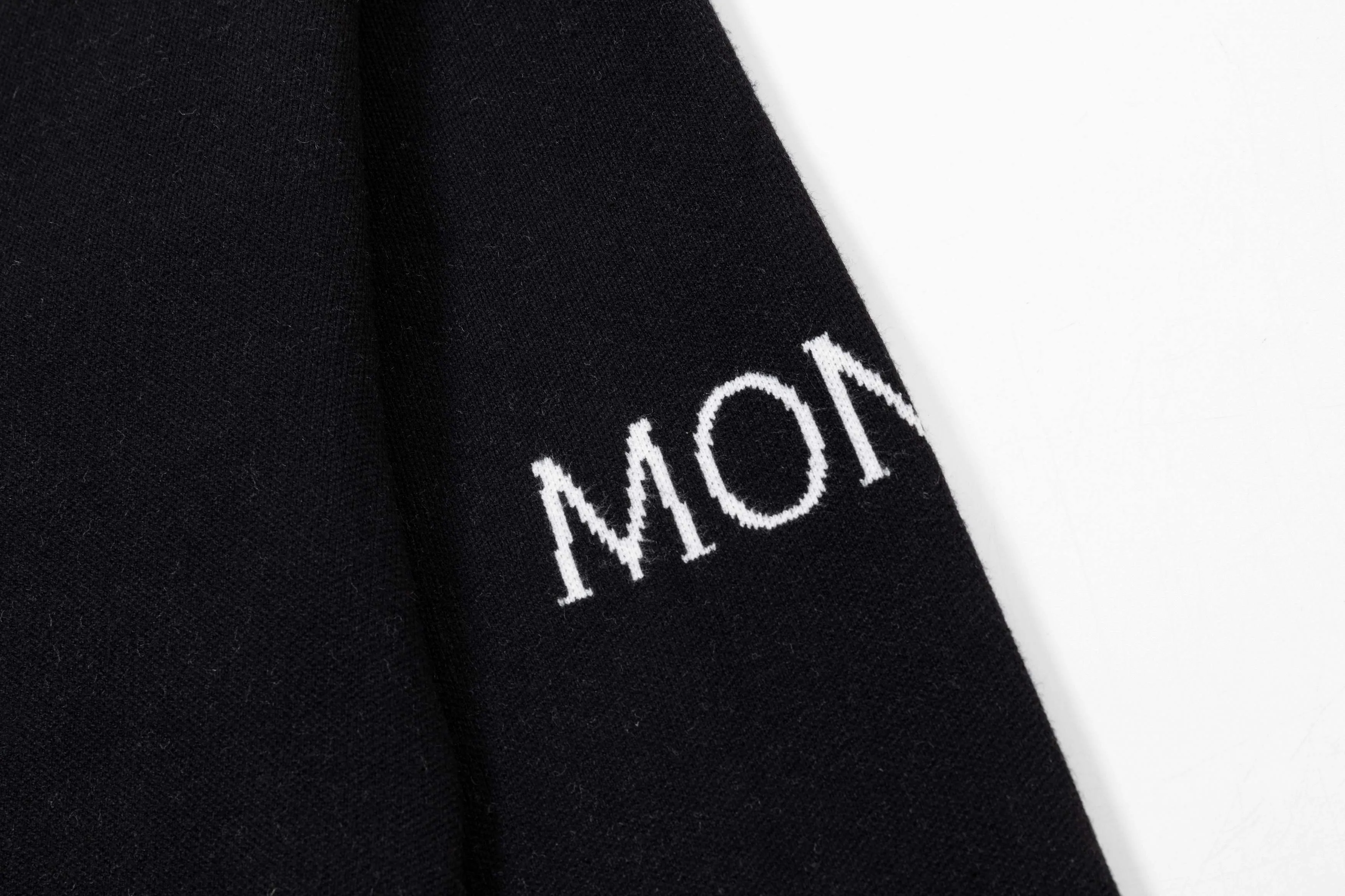 P320 MONCLER 25ss new round neck sweater. Original fabric. Made of custom-made natural medium-thick imported wool gauze. It feels very comfortable and smooth. The version is quite wide and stylish. Produced by a first-line brand factory. Woven by imported machines. It is very soft and skin-friendly. It will not deform after long-term wear. The latest autumn and winter style. Fashionable and personalized. Super versatile and good-looking. Very suitable for both men and women. A must-have for everyone. Color: royal blue black Size: M-3XL