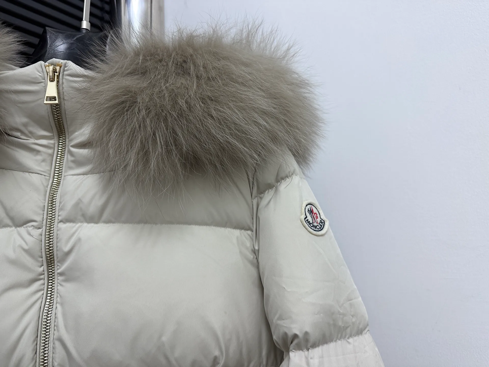 ￼ P1060 [moncler] Meng Mouth 25s autumn and winter new arrival classic doll version hooded fur collar down jacket. Original customized oversized raccoon fur collar. Memory silk fabric texture is awesome. Age-reducing girl style. A-line version casual and age-reducing and fashionable. National standard imported 90 velvet filling. Light, warm and comfortable. Original hardware accessories. Original mark and original mark. Fully furnished. Size: 1 2 3 4