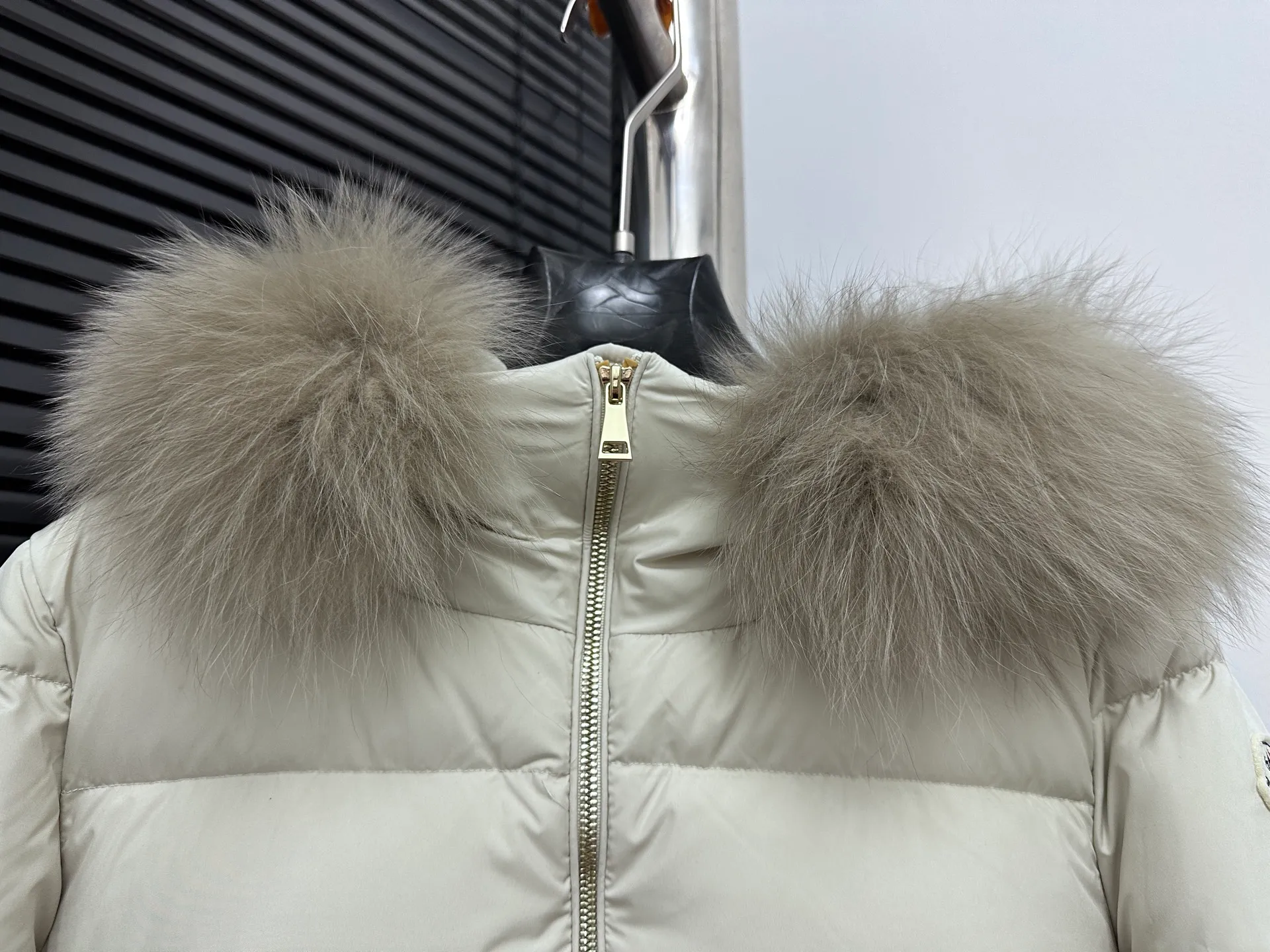 ￼ P1060 [moncler] Meng Mouth 25s autumn and winter new arrival classic doll version hooded fur collar down jacket. Original customized oversized raccoon fur collar. Memory silk fabric texture is awesome. Age-reducing girl style. A-line version casual and age-reducing and fashionable. National standard imported 90 velvet filling. Light, warm and comfortable. Original hardware accessories. Original mark and original mark. Fully furnished. Size: 1 2 3 4