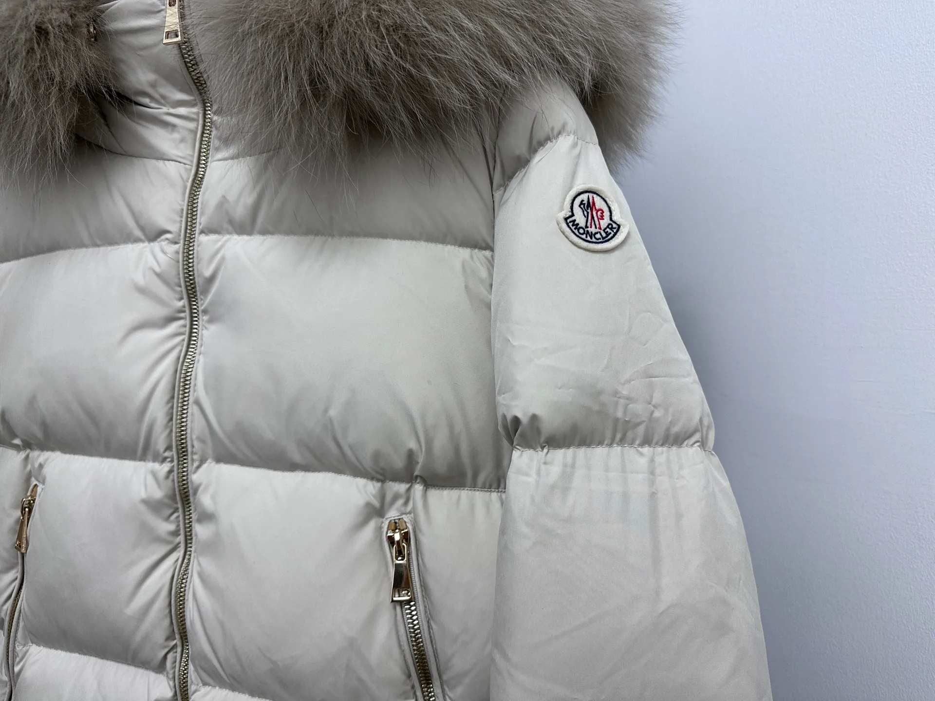 ￼ P1060 [moncler] Meng Mouth 25s autumn and winter new arrival classic doll version hooded fur collar down jacket. Original customized oversized raccoon fur collar. Memory silk fabric texture is awesome. Age-reducing girl style. A-line version casual and age-reducing and fashionable. National standard imported 90 velvet filling. Light, warm and comfortable. Original hardware accessories. Original mark and original mark. Fully furnished. Size: 1 2 3 4