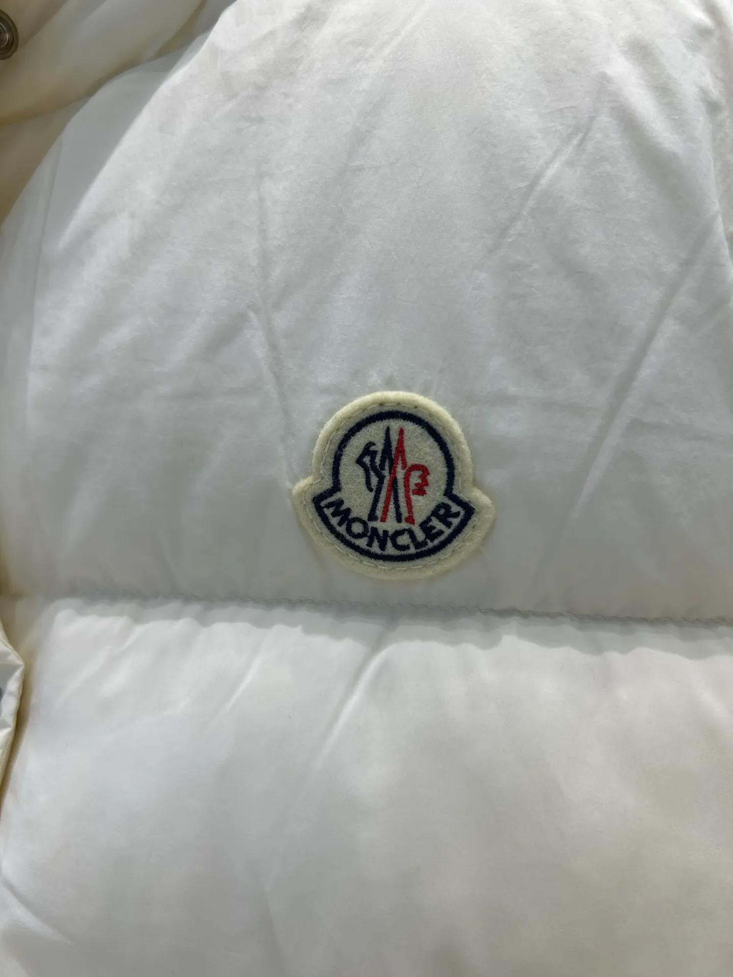 P880 1234 size ✨✨✨ Moncler Selle 2-in-1 short down jacket for women, the sleeves of the Selle short down jacket are detachable and can be easily changed from a jacket to a vest, which is practical. Crafted from nylon in an oversized silhouette, it's cropped for a modern look. This insulated piece has an adjustable hem for a comfortable fit. Color: white khaki