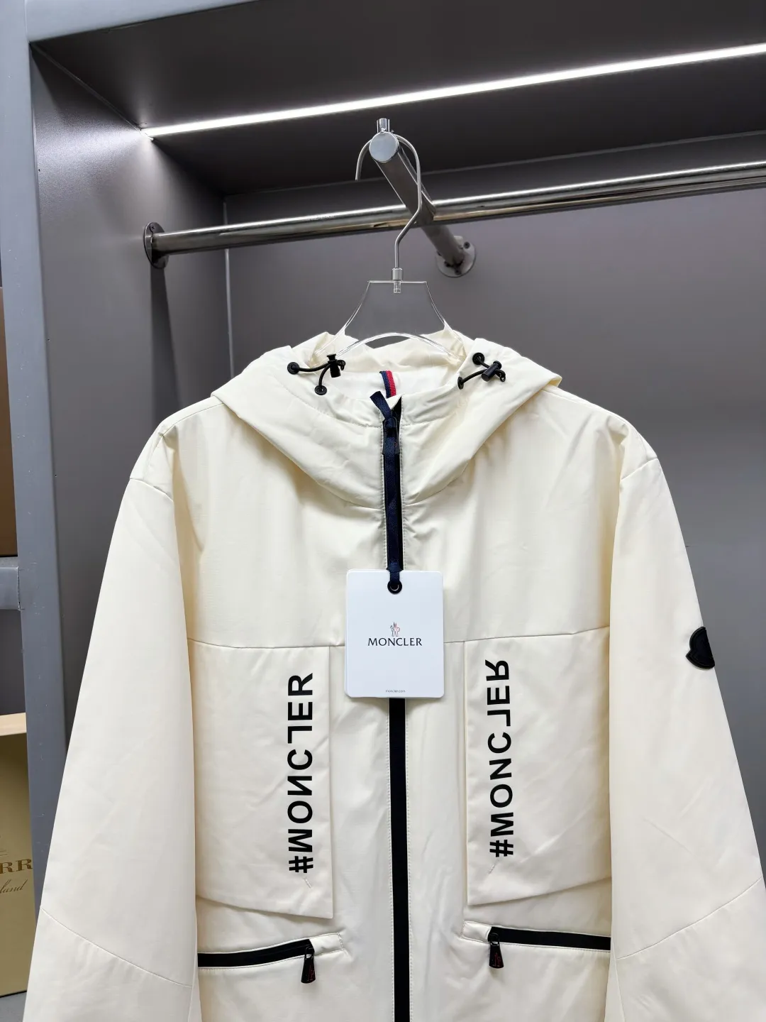 P680 Moncler New style thin cotton jacket with letters Original fabric Original accessories Official same style Made of imported polyester fabric, custom-made fabric dyed in the same vat. Very comfortable and smooth to the touch Very wide and stylish. Will not deform after long-term wear. Produced by a first-line brand OEM factory. Imported lamination machine. Letters are full and textured. The latest style for autumn and winter. Fashionable and individual. Super versatile and good-looking. Very suitable for men and women. A must-have for everyone. Color: black beige Size: M-3XL