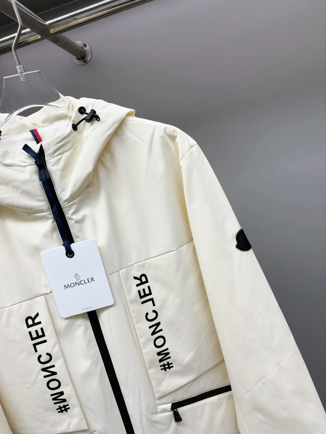 P680 Moncler New style thin cotton jacket with letters Original fabric Original accessories Official same style Made of imported polyester fabric, custom-made fabric dyed in the same vat. Very comfortable and smooth to the touch Very wide and stylish. Will not deform after long-term wear. Produced by a first-line brand OEM factory. Imported lamination machine. Letters are full and textured. The latest style for autumn and winter. Fashionable and individual. Super versatile and good-looking. Very suitable for men and women. A must-have for everyone. Color: black beige Size: M-3XL
