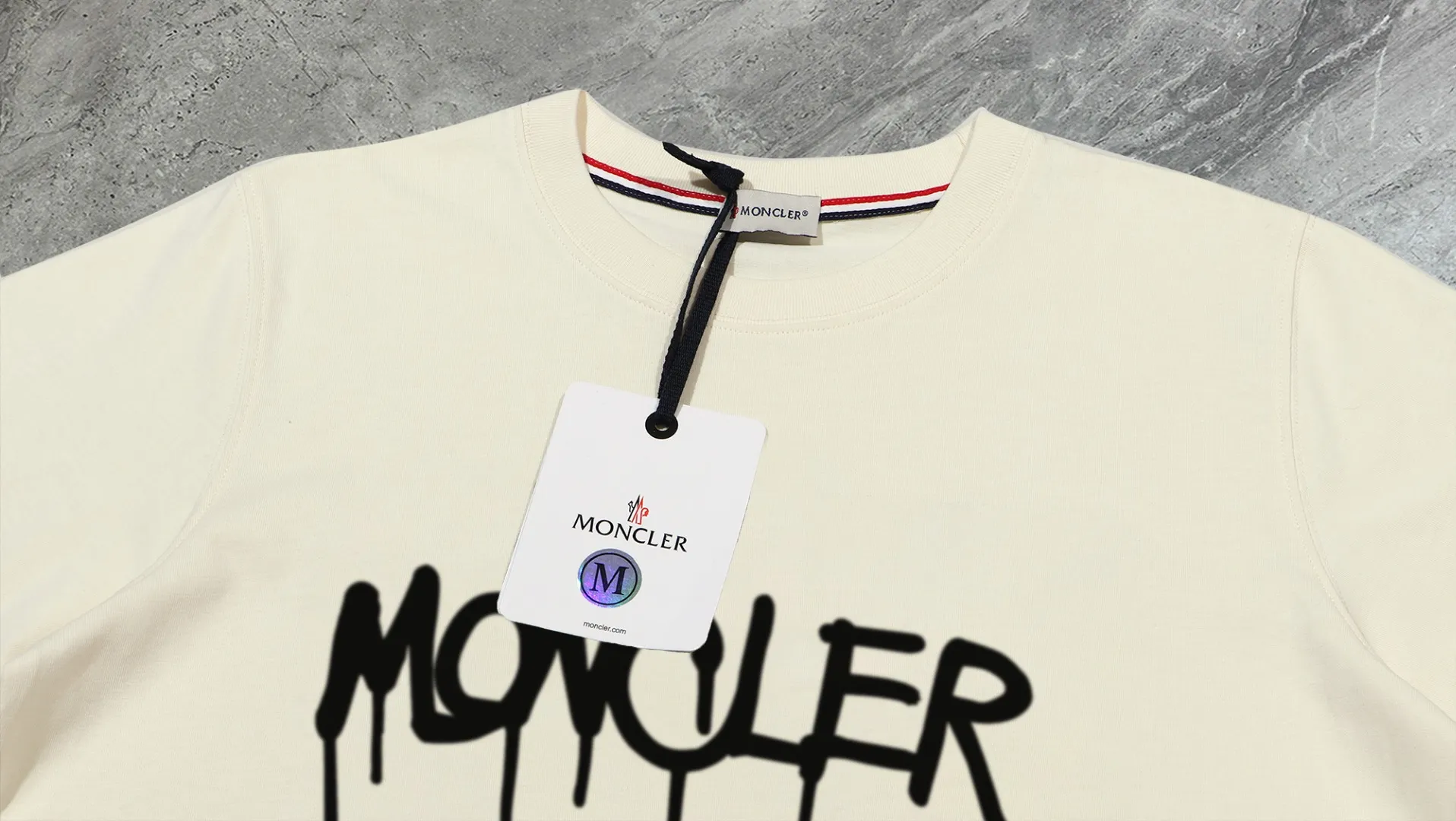 P210 High-version sweatshirt) [Long-term stock] 〖𝐌𝐎𝐍𝐂𝐋𝐄𝐑~Mask〗 Made of 440g heavy-weight fabric. It is different from the market currency. It can be matched with any variety and is properly handsome. 😎The whole dress is made of double waistcoats. The double waistcoats make the whole dress more three-dimensional. Not ordinary factories can do such fine work. 2025 Spring runway version of the T stage, on sale at the counter, round neck terry sweatshirt, high-end double-strand pure cotton, custom-made stretch ribs, dyed in the same vat, complete with three standards, matched with exquisite embroidered LOGO on the chest, simple and advanced, same style for men and women. Color: black, apricot, white, size: S M L XL 2XL