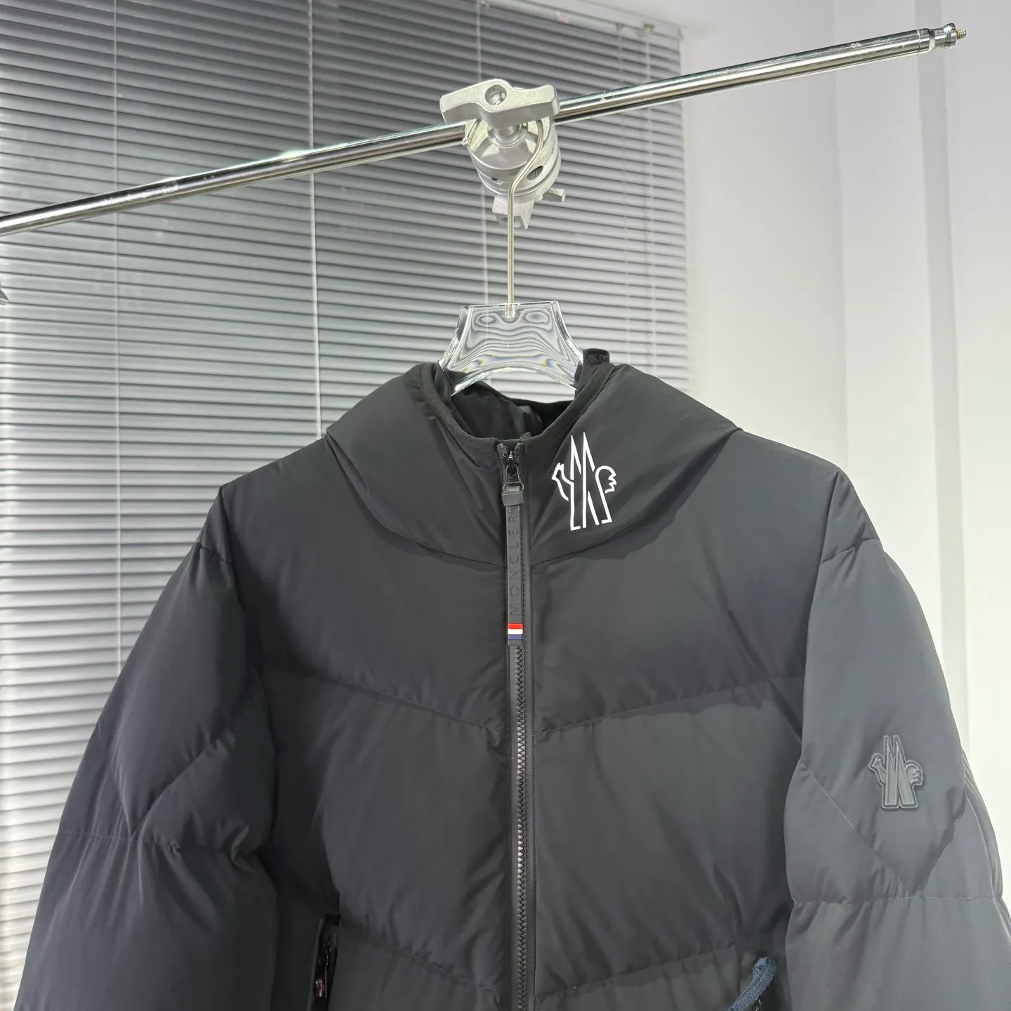P1080 𝑴𝒐𝒏𝒄𝒍𝒆𝒓 / Grenoble Arcesaz Short Hooded Zipper Drop Shoulder Long Sleeve Down Jacket / Unisex Size: 1 2 3 4 5 Product Color: Black Light Brown