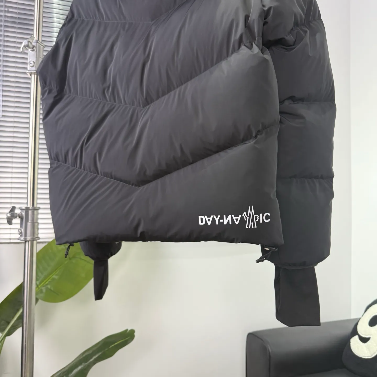 P1080 𝑴𝒐𝒏𝒄𝒍𝒆𝒓 / Grenoble Arcesaz Short Hooded Zipper Drop Shoulder Long Sleeve Down Jacket / Unisex Size: 1 2 3 4 5 Product Color: Black Light Brown