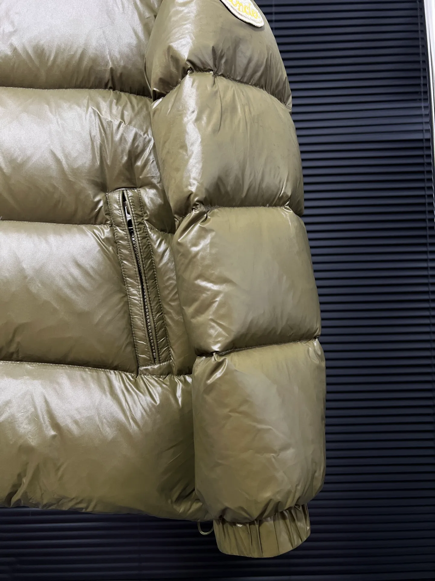P860 Large Standard 1952 Unisex Moncler New Product Triti Unisex Down Jacket. The Triti down jacket is made of functional shiny nylon fabric, which is comfortable and warm without being heavy. Chenille logo patch highlights the essence of the brand. Style number: Dabiao 1952 Size: 12345 Color: black·white