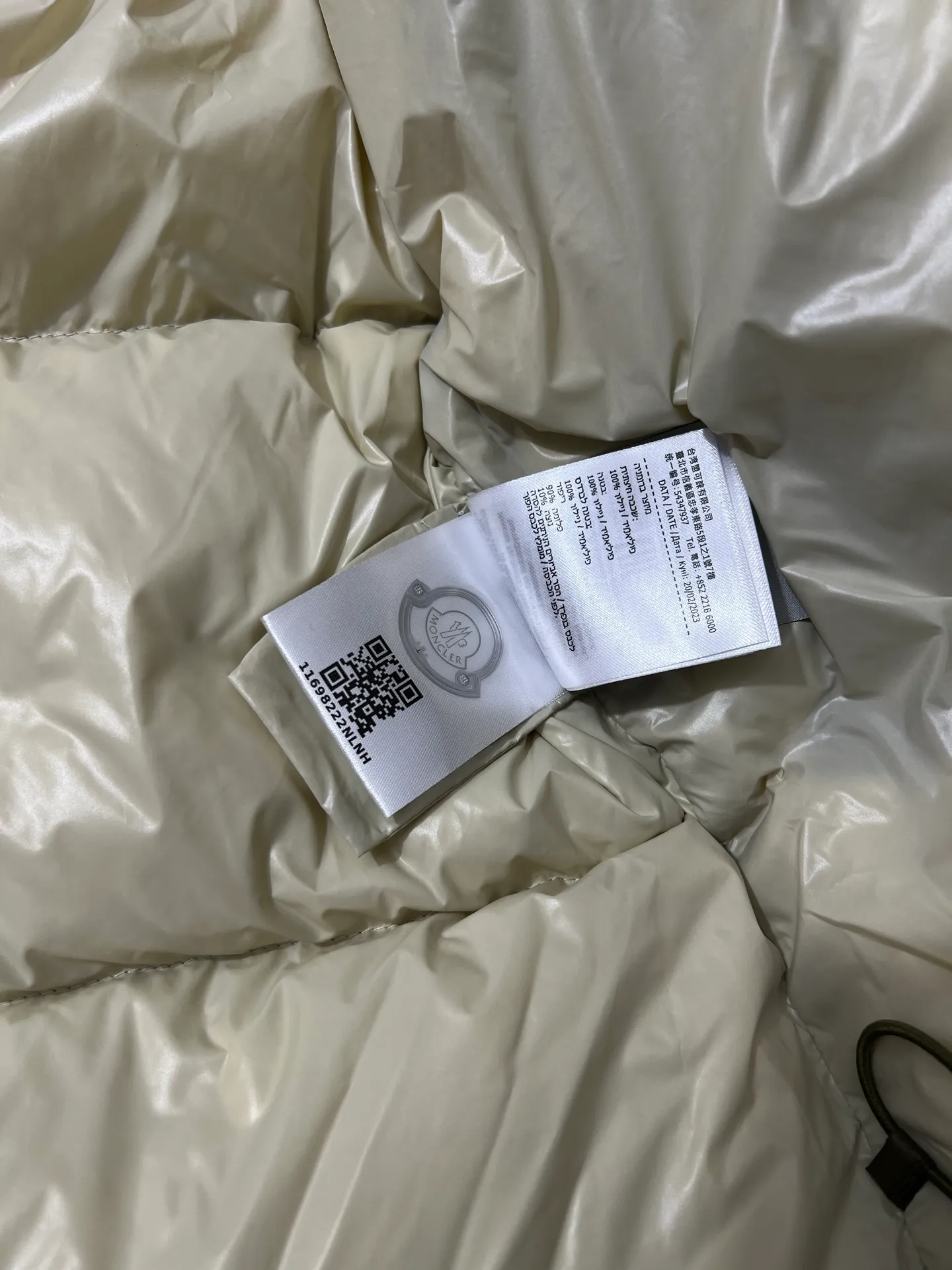 P860 Large Standard 1952 Unisex Moncler New Product Triti Unisex Down Jacket. The Triti down jacket is made of functional shiny nylon fabric, which is comfortable and warm without being heavy. Chenille logo patch highlights the essence of the brand. Style number: Dabiao 1952 Size: 12345 Color: black·white