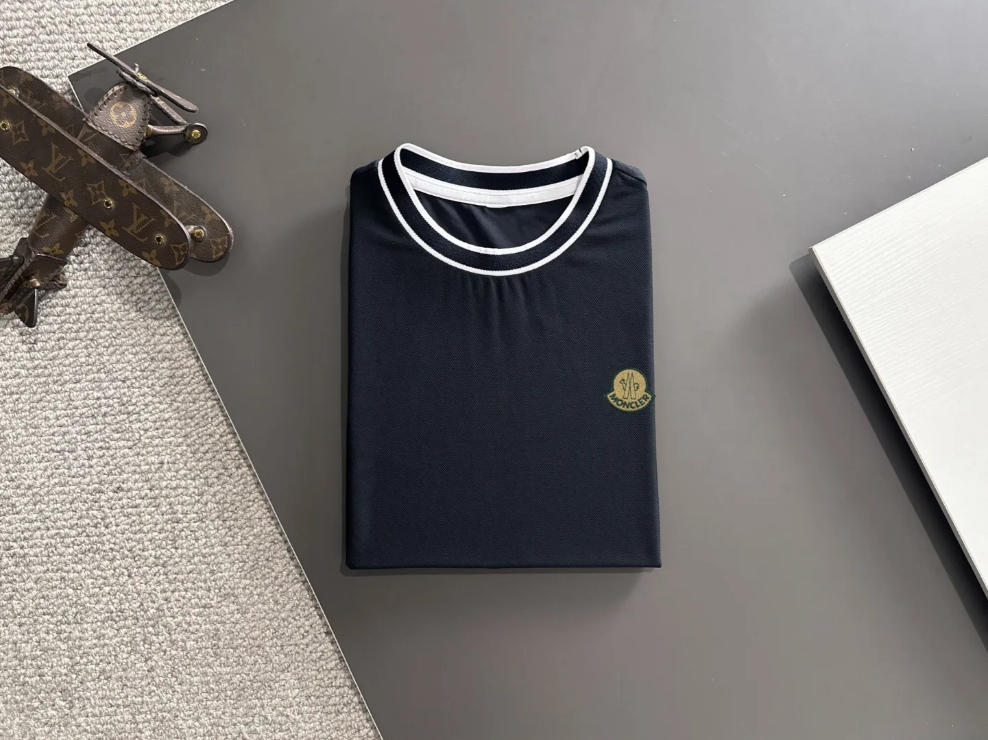 P300 high version Moncler/muzzle 25ss spring and summer new high-definition T-shirt. Made with machines imported from Italy. It is truly the most luxurious and high-quality. It is a style that you can wear with your eyes closed. Combed heavy fabrics. High-strength and heavy-weight fabrics feel full of weight when weighed. The upper body is also more textured than ordinary T-shirts and is not easy to deform. This texture can cope with the weather. It absorbs sweat and is breathable, suitable for both hot and cold! Perfectly produced with reference to the original stitch and stitch! The loose fit design is super noble. Custom-woven signature ribbed collar, cuffs, and hem. Really rare and rare goods Size: M-XXXL