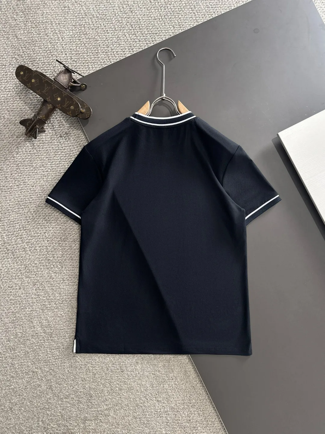 P300 high version Moncler/muzzle 25ss spring and summer new high-definition T-shirt. Made with machines imported from Italy. It is truly the most luxurious and high-quality. It is a style that you can wear with your eyes closed. Combed heavy fabrics. High-strength and heavy-weight fabrics feel full of weight when weighed. The upper body is also more textured than ordinary T-shirts and is not easy to deform. This texture can cope with the weather. It absorbs sweat and is breathable, suitable for both hot and cold! Perfectly produced with reference to the original stitch and stitch! The loose fit design is super noble. Custom-woven signature ribbed collar, cuffs, and hem. Really rare and rare goods Size: M-XXXL