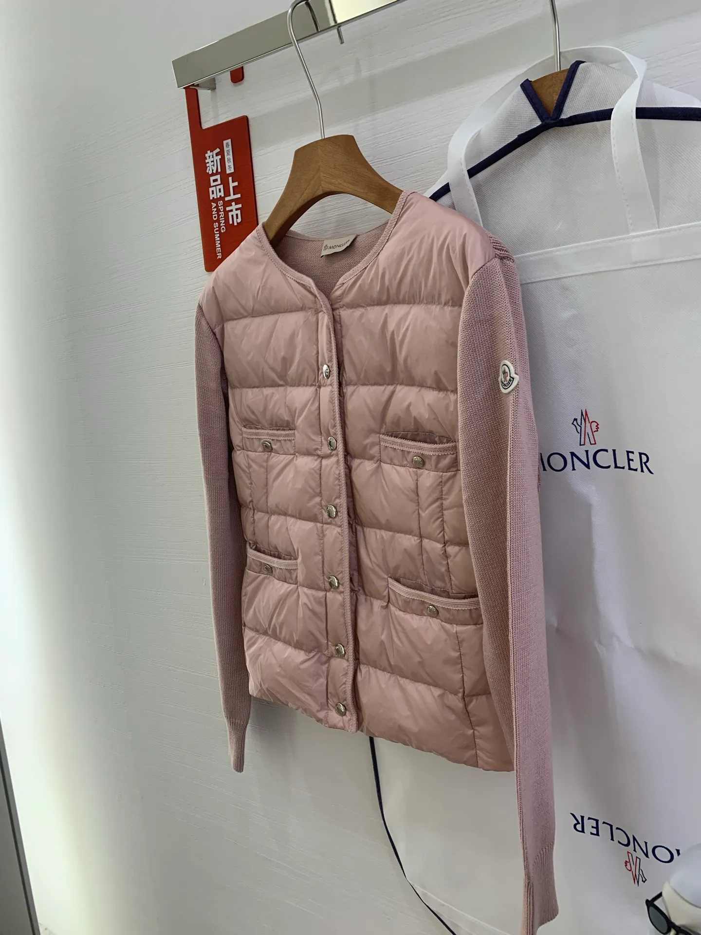 P680 French purchasing agent MONCLER 25-year-old 4-pocket thin spliced ​​knitted down jacket for women. This cardigan is equipped with a down-filled front and is suitable for wearing in all seasons throughout the year. Midweight knit style in merino wool. •Made from fine merino wool •longue saison lining •Longue saison front filled with down •Fully molded jersey •7 needles •Snap button closure •Pockets •Knit trim