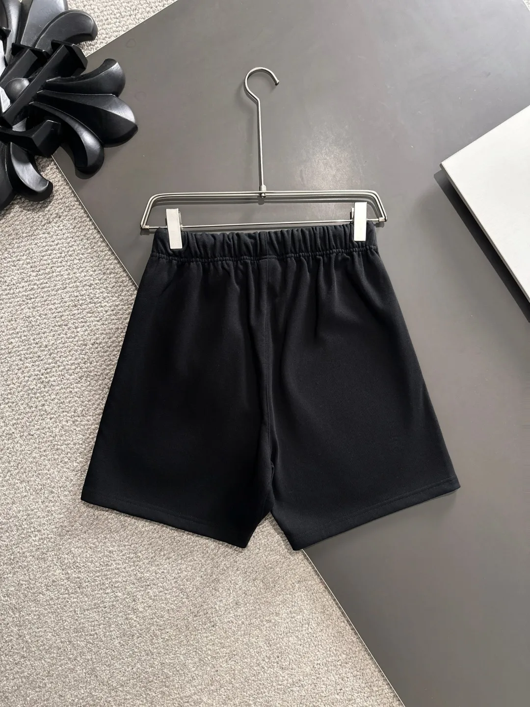 Next day shipment P300 High quality MONCLER/muzzle 2025 spring and summer new style high-definition elastic band casual solid color loose shorts, made with machines imported from Italy. The hem of the trousers is stitched with two needles. The stitching is fine and firm. The fabric is customized at the counter and has high breathability and comfort. The details are impeccable. The brand element design concept reflects high quality. It feels delicate and soft! It presents a casual cut and the upper body shape is great! Size: S-XXL