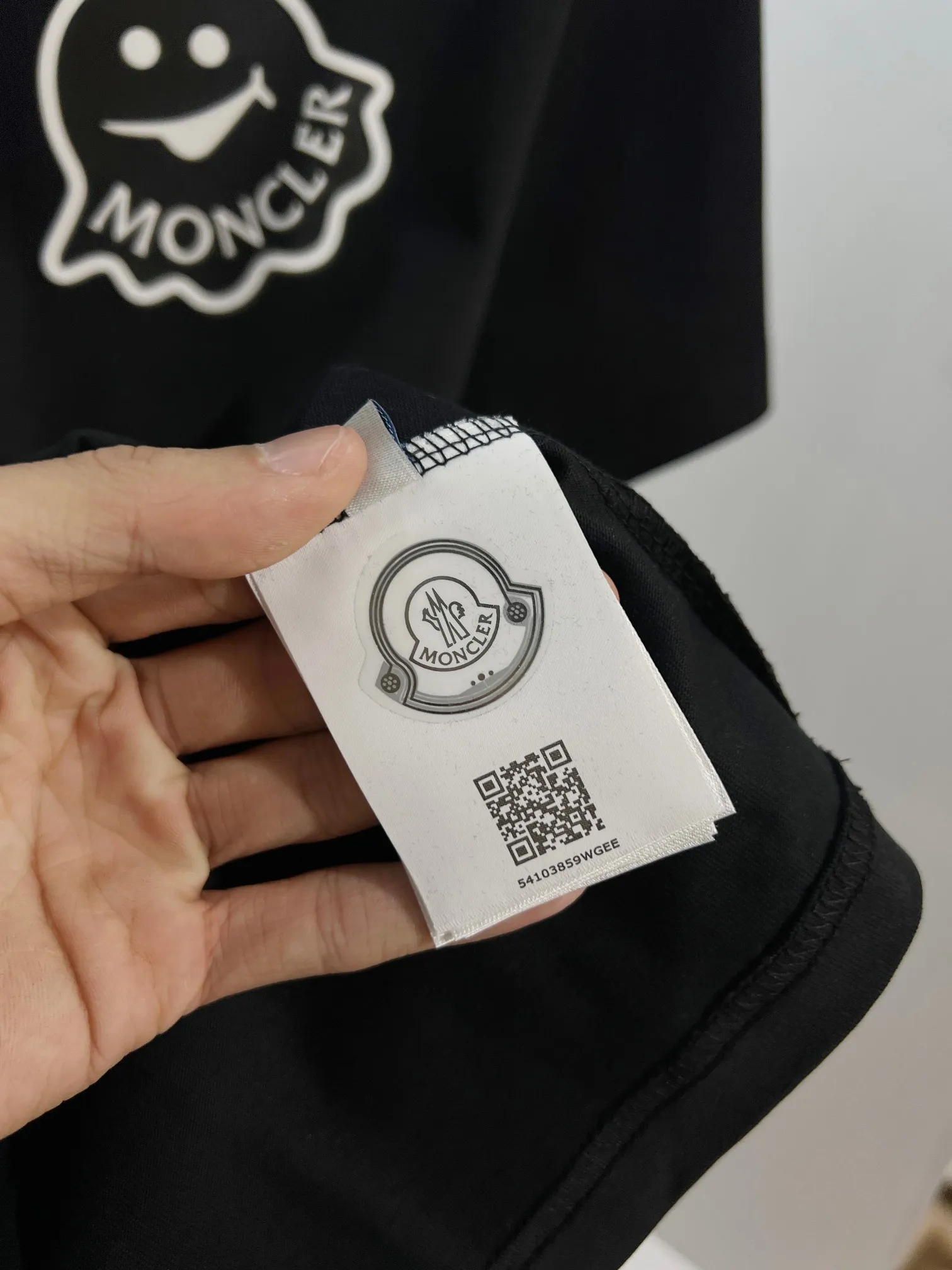 P150 MONCLER/muzzled 300g pure cotton round neck short-sleeved T-shirt. Brand classic. Three-dimensional monster offset letter LOGO embossing process. 2025ss official synchronization. High version. High quality. Fashionable personality. Versatile trend. Pure original quality. Original fabric. Tag. Collar label. Washed wheat. Three labels complete. Color: Black. White. Size: S M L XL XXL