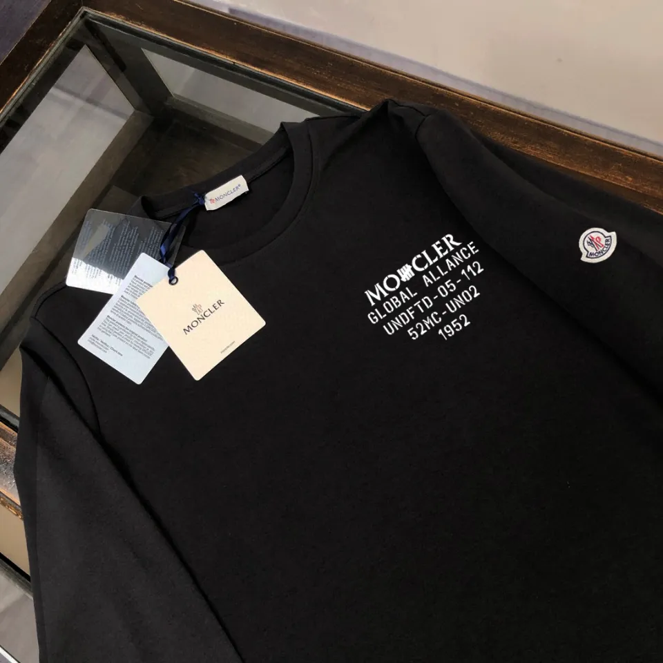 P180, a non-off-the-shelf model, you can trust it. Moncler printed long-sleeved T-shirt, 240g breathable cotton fabric, very soft and comfortable texture, does not shrink, does not deform, does not ball), can be worn alone as a base layer. Original customized accessories, collar label, care mark, hangtag, packaging (perfect details) Color: White Black Size: XS S M L
