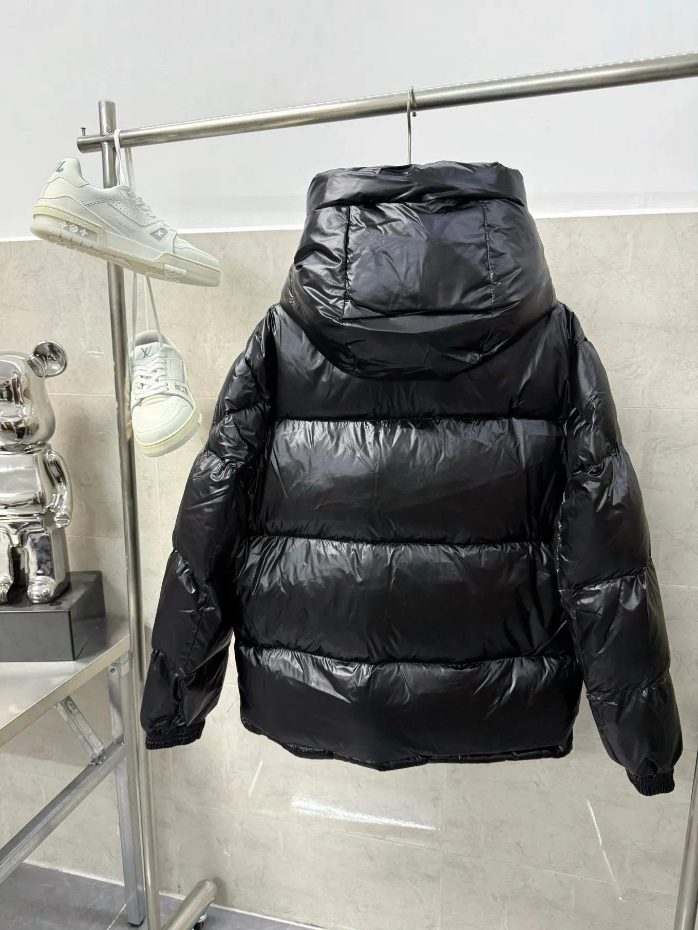 P740 Moncler masked three-color webbing down jacket. This style adopts a double-row zipper design and is decorated with red and white stripes of webbing. The style is fashionable and recognizable. This color-hopping design is very eye-catching in winter. It is not only suitable for cold outdoor environments, but also can become a fashionable item for urban wear. It is a typical representative of the combination of functionality and fashion. It is perfectly filled with direct velvet filling technology and has a very good fluffy texture. Lightweight, warm and cold-resistant capabilities are maximized. Size: 12345