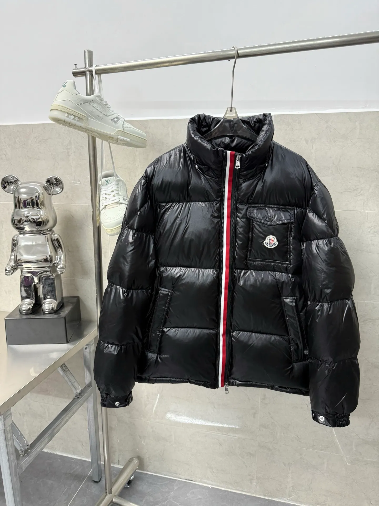P740 Moncler masked three-color webbing down jacket. This style adopts a double-row zipper design and is decorated with red and white stripes of webbing. The style is fashionable and recognizable. This color-hopping design is very eye-catching in winter. It is not only suitable for cold outdoor environments, but also can become a fashionable item for urban wear. It is a typical representative of the combination of functionality and fashion. It is perfectly filled with direct velvet filling technology and has a very good fluffy texture. Lightweight, warm and cold-resistant capabilities are maximized. Size: 12345