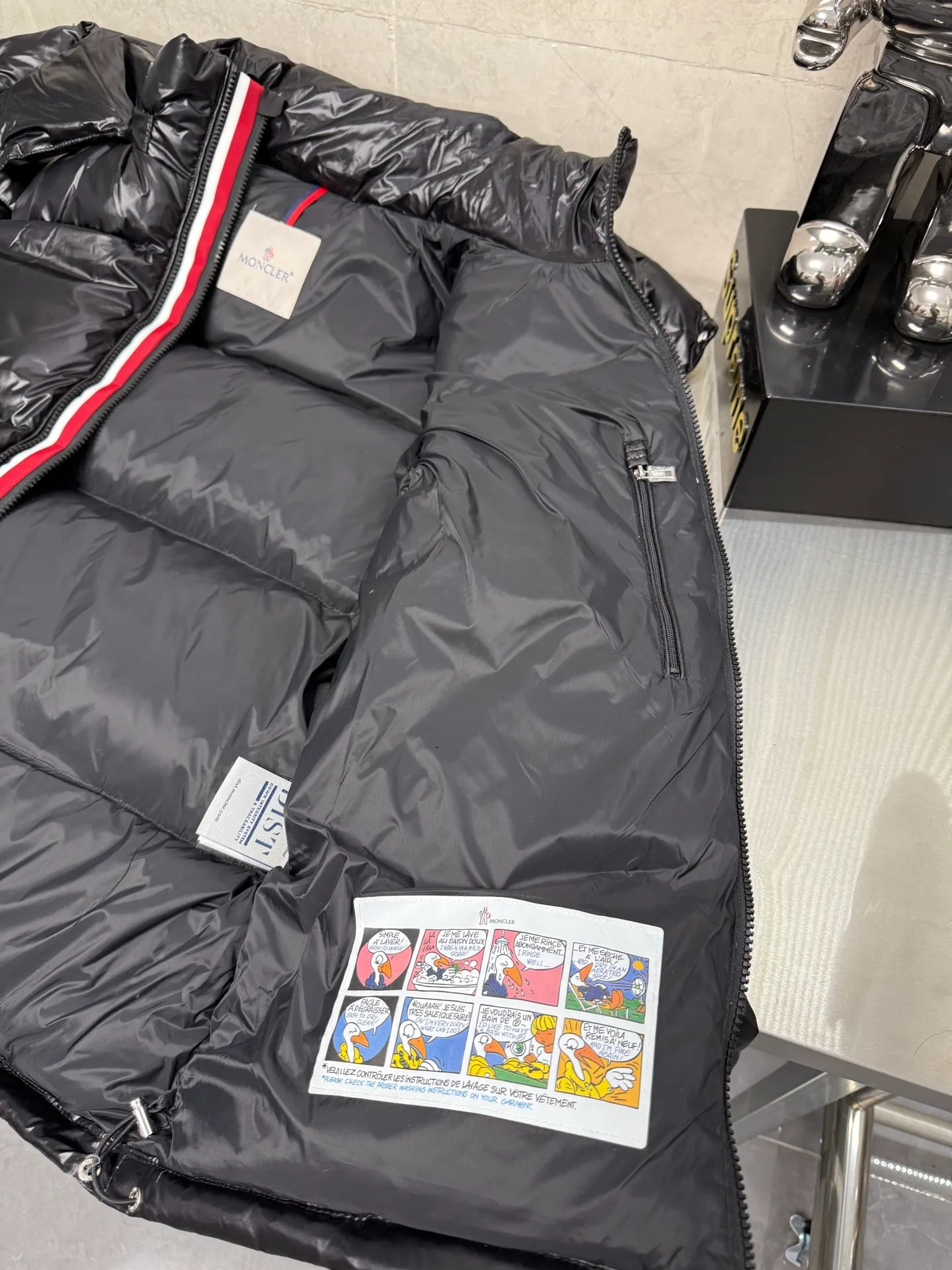 P740 Moncler masked three-color webbing down jacket. This style adopts a double-row zipper design and is decorated with red and white stripes of webbing. The style is fashionable and recognizable. This color-hopping design is very eye-catching in winter. It is not only suitable for cold outdoor environments, but also can become a fashionable item for urban wear. It is a typical representative of the combination of functionality and fashion. It is perfectly filled with direct velvet filling technology and has a very good fluffy texture. Lightweight, warm and cold-resistant capabilities are maximized. Size: 12345
