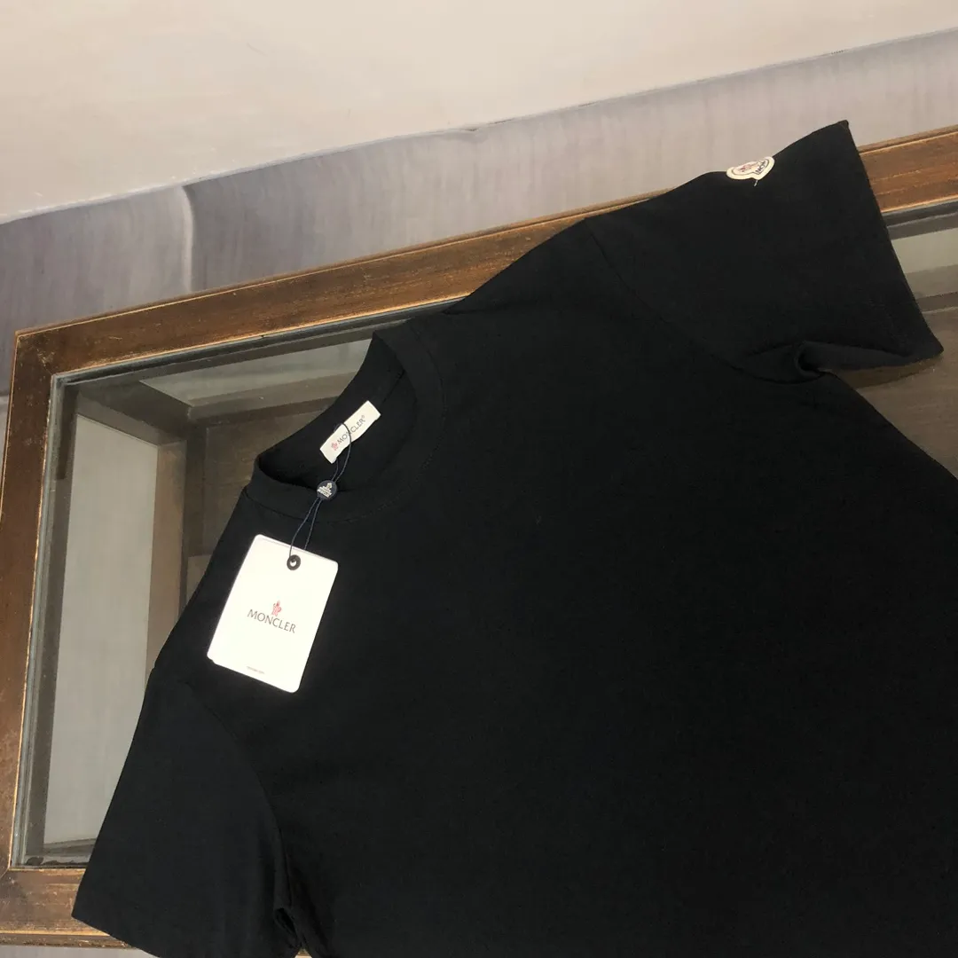 P160 MONCLER 25 The latest short-sleeved T-shirt for couples ~ Simple clean version on the front and distinctive brand print design on the back ~ The upper body of the fabric is comfortable and breathable, not stiff, slim cut, and made of high-end custom-made pure cotton fabric! The upper body is comfortable and stylish, and it can be worn alone as an inner layer. It is a must-have for fashionistas! ! ! Color: Black White Brown Gray Sky Blue Size: S M L XL (Loose fit! Please state your height and weight when placing an order)