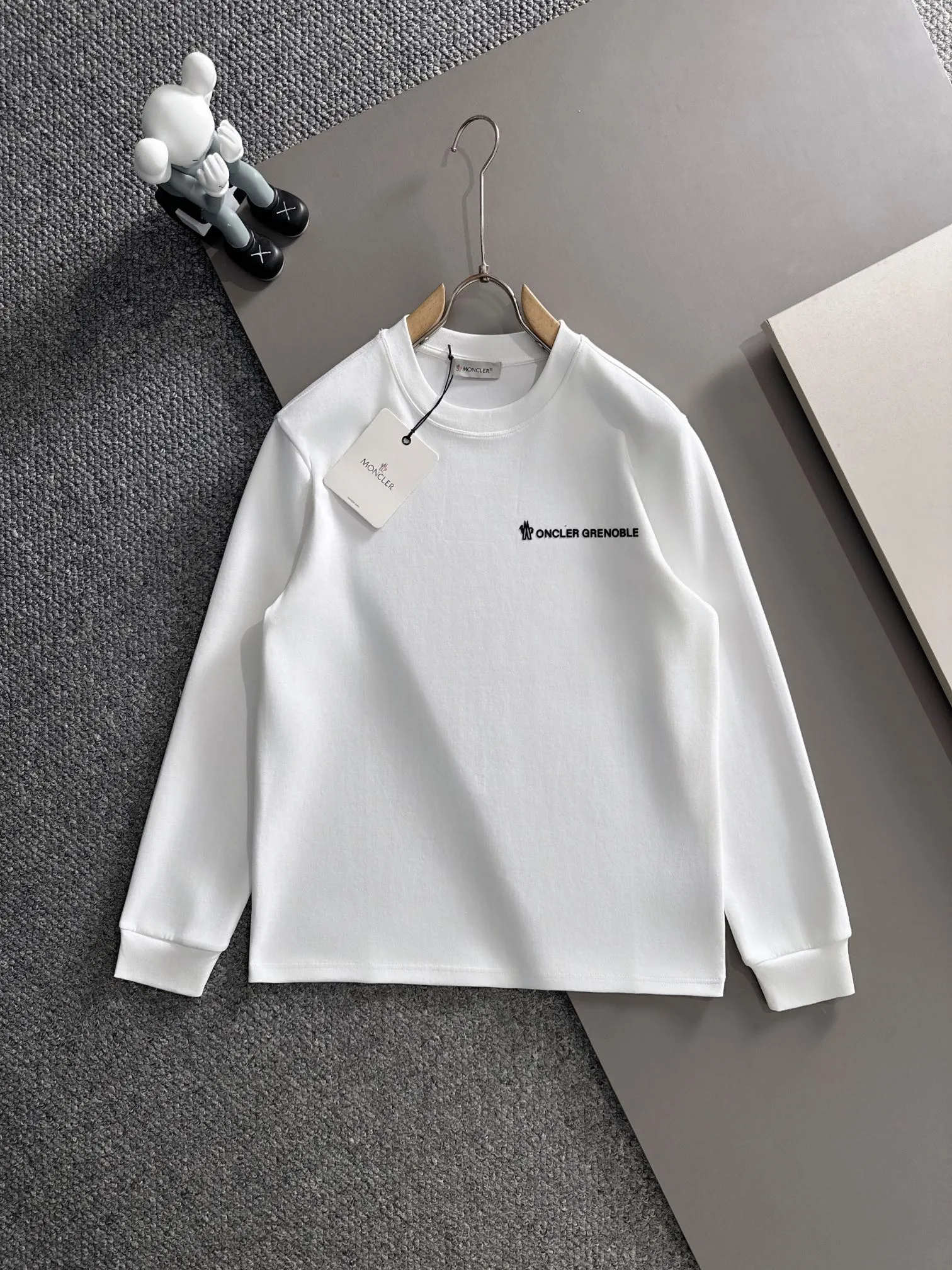 P250 🌸🌸Moncler 2025 new autumn and winter men's round neck long-sleeved T-shirt sweatshirt, super classic design. Simple without any unnecessary cumbersomeness. This style is an indispensable and versatile item for men in autumn and winter. It is made of 340g pure cotton fabric and is made of imported high-quality fabrics. It is super comfortable to wear. The fabric is warm and textured, avant-garde and practical. Exquisite and perfect craftsmanship, the latest official website design, a classic in the fashionable and casual series, the main product in the counter! Craftsmanship: Reproduction of the original! The details are impeccable and the brand element design concept is of high quality. Color: Picture color, complete with three standards! Size:M-xxxL