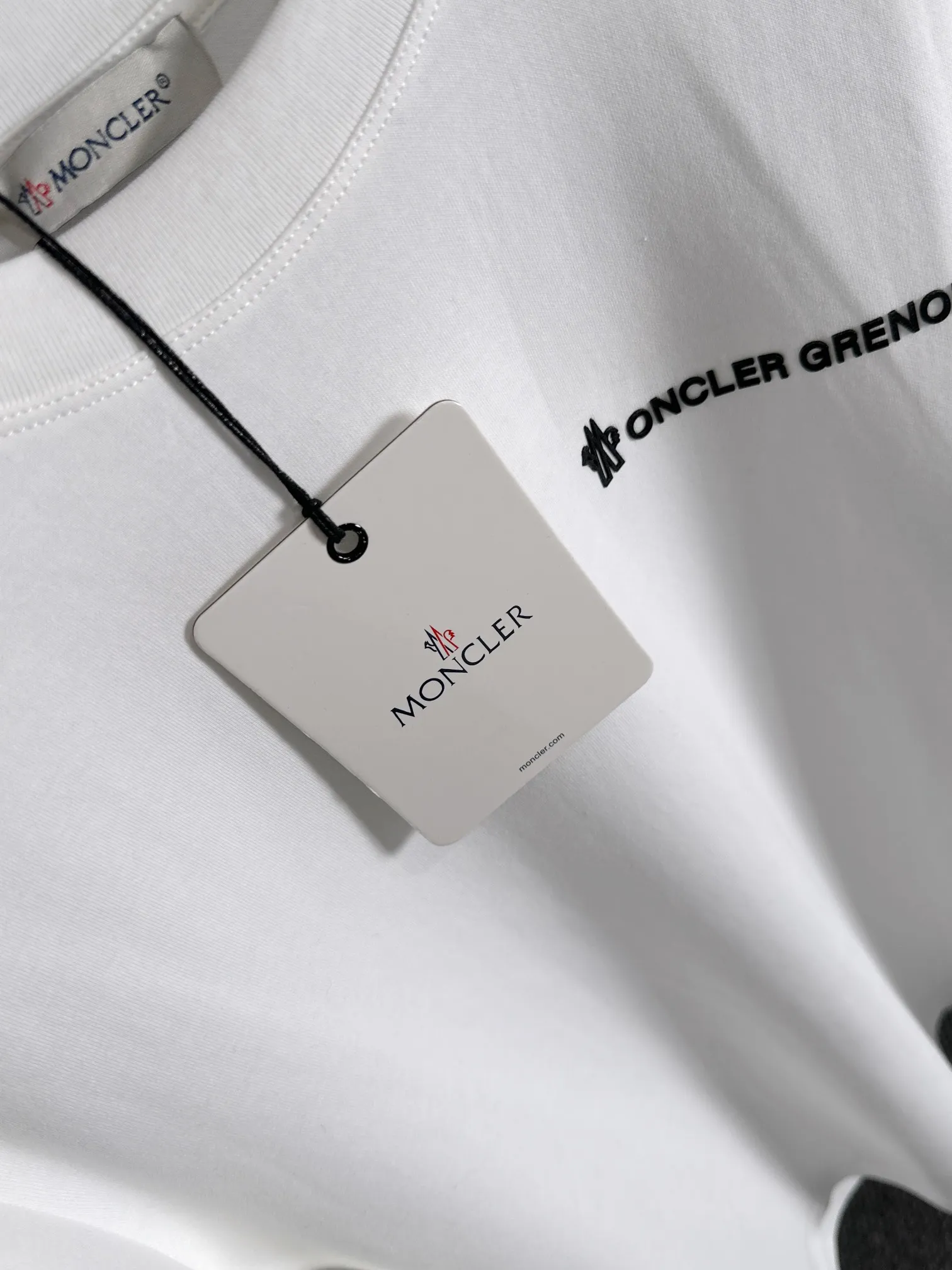 P250 🌸🌸Moncler 2025 new autumn and winter men's round neck long-sleeved T-shirt sweatshirt, super classic design. Simple without any unnecessary cumbersomeness. This style is an indispensable and versatile item for men in autumn and winter. It is made of 340g pure cotton fabric and is made of imported high-quality fabrics. It is super comfortable to wear. The fabric is warm and textured, avant-garde and practical. Exquisite and perfect craftsmanship, the latest official website design, a classic in the fashionable and casual series, the main product in the counter! Craftsmanship: Reproduction of the original! The details are impeccable and the brand element design concept is of high quality. Color: Picture color, complete with three standards! Size:M-xxxL