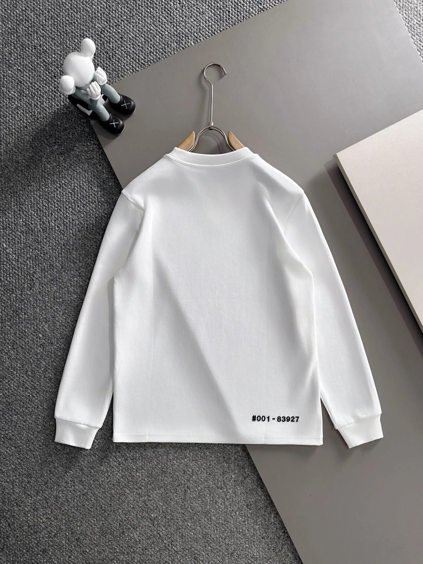 P250 🌸🌸Moncler 2025 new autumn and winter men's round neck long-sleeved T-shirt sweatshirt, super classic design. Simple without any unnecessary cumbersomeness. This style is an indispensable and versatile item for men in autumn and winter. It is made of 340g pure cotton fabric and is made of imported high-quality fabrics. It is super comfortable to wear. The fabric is warm and textured, avant-garde and practical. Exquisite and perfect craftsmanship, the latest official website design, a classic in the fashionable and casual series, the main product in the counter! Craftsmanship: Reproduction of the original! The details are impeccable and the brand element design concept is of high quality. Color: Picture color, complete with three standards! Size:M-xxxL