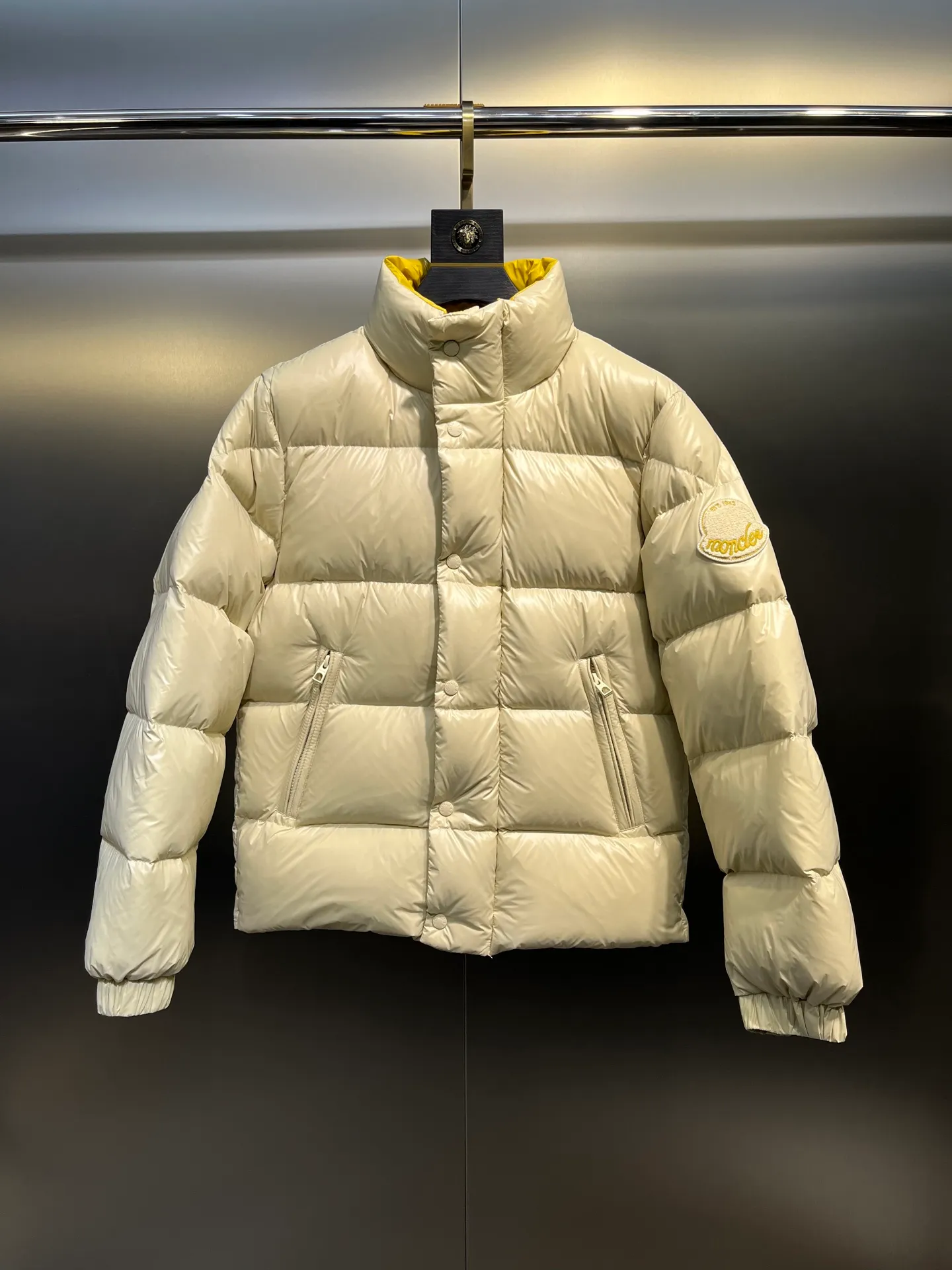 P900 Moncler🌟Moncler's new Tripiti men's short down jacket. The Tripiti down jacket is made of functional shiny nylon fabric, which is comfortable and warm without being heavy. Chenille logo patch highlights the essence of the brand. Style number: Dabiao 1952 Size: 12345 Color: black white