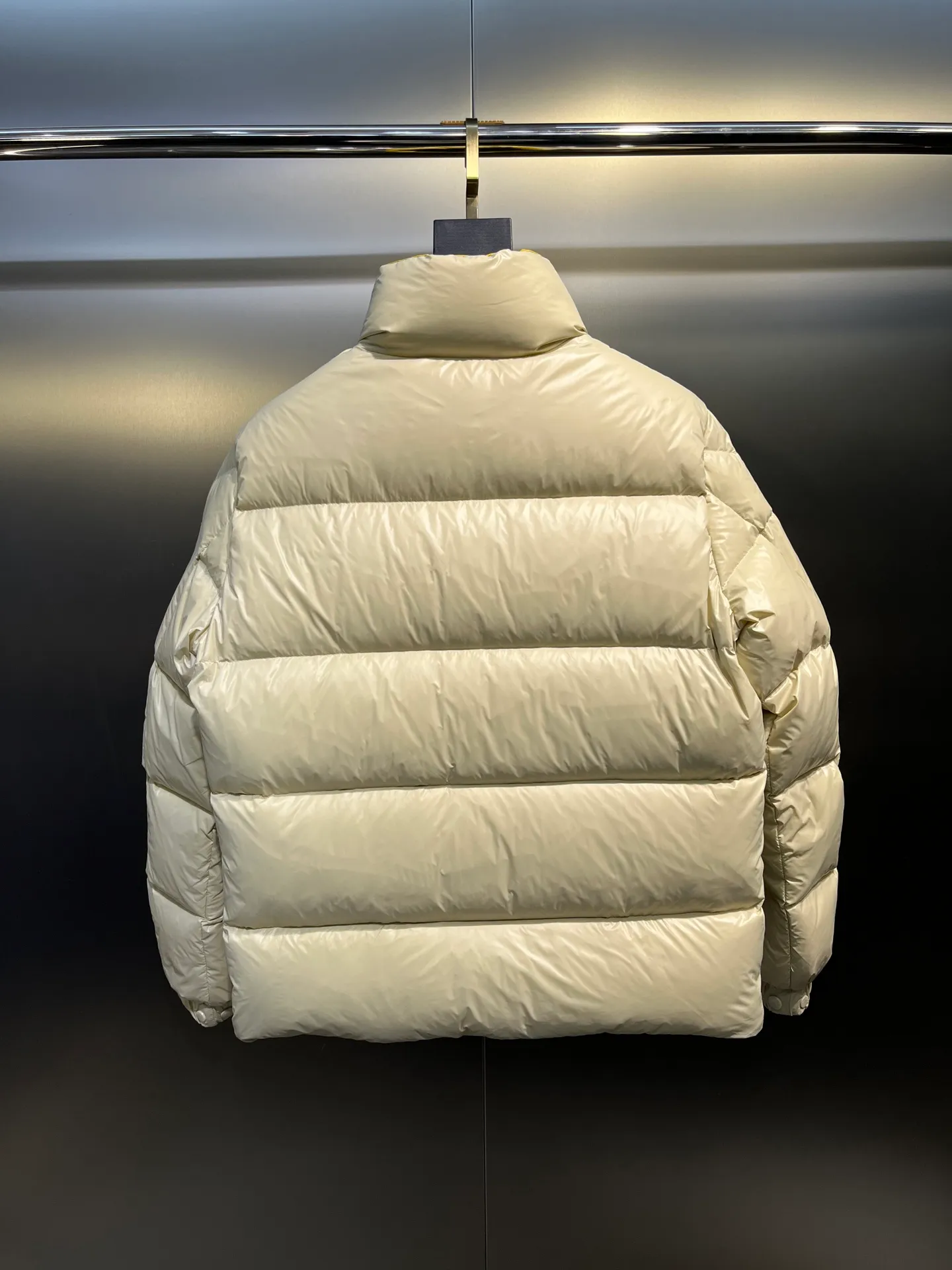 P900 Moncler🌟Moncler's new Tripiti men's short down jacket. The Tripiti down jacket is made of functional shiny nylon fabric, which is comfortable and warm without being heavy. Chenille logo patch highlights the essence of the brand. Style number: Dabiao 1952 Size: 12345 Color: black white