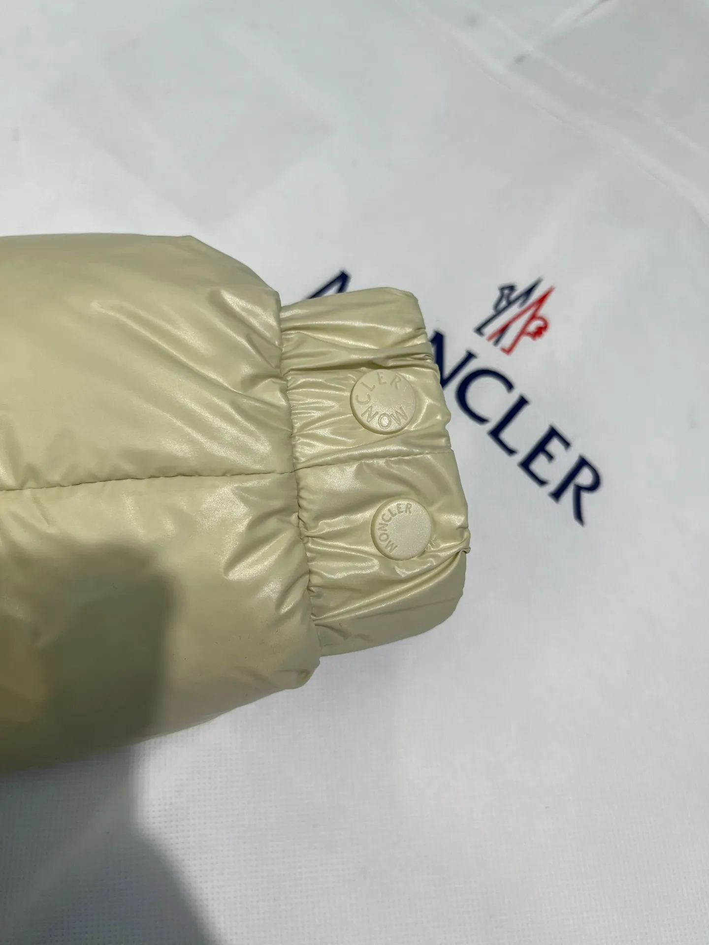 P900 Moncler🌟Moncler's new Tripiti men's short down jacket. The Tripiti down jacket is made of functional shiny nylon fabric, which is comfortable and warm without being heavy. Chenille logo patch highlights the essence of the brand. Style number: Dabiao 1952 Size: 12345 Color: black white