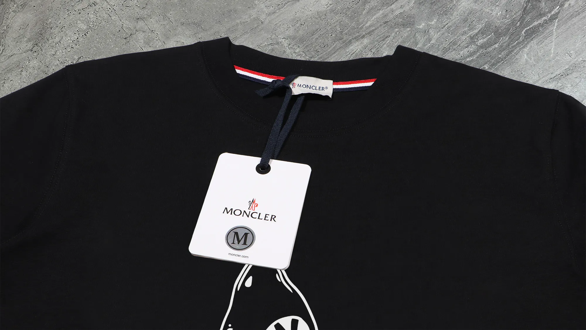 P140 Upgraded version "Mobile phone smart sensor ~ NFC chip armband ~ Direct access to the official website for anti-counterfeiting" "Moncler ~ Mouth Mouth" 2025 new high-quality round neck short-sleeved T-shirt. The cuffs have imported embroidered labels. Customized dyeing, very comfortable to touch. Super versatile and good-looking short-sleeved. Complete with three labels. Non-market ordinary version. Feel free to compare. Quality is absolutely guaranteed! ‼ First of all, this original fabric is all custom-woven with 32-count double yarn fabric, 250G, and the weight is the same‼ Fine workmanship, double waistcoat method, double waistcoat method, double waistcoat method makes the whole dress more three-dimensional, which is not a craft that ordinary T-shirts can achieve🤪 Size: S-M-L-XL-2XL Color: black, white, apricot, same style for men and women
