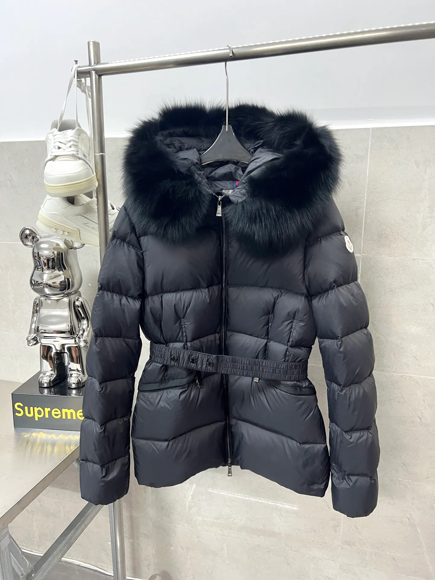 P1100 Moncler's new fur collar hooded waisted down jacket. The slim fit highlights the fluffy temperament of this down jacket. It is light and neat without any bloat. The fur collar at the neck is very textured. It is super slim and age-reducing. It is warm and fashionable at the same time. It is definitely a versatile and unmistakable thermal artifact for daily outings. Color: Black White Size: 1234