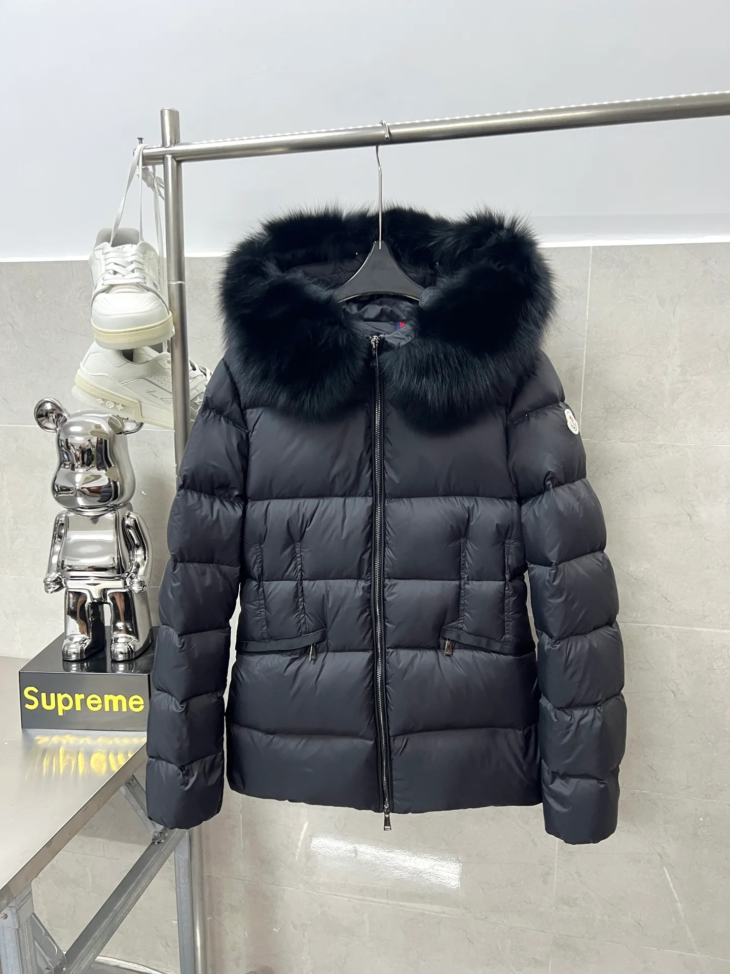 P1100 Moncler's new fur collar hooded waisted down jacket. The slim fit highlights the fluffy temperament of this down jacket. It is light and neat without any bloat. The fur collar at the neck is very textured. It is super slim and age-reducing. It is warm and fashionable at the same time. It is definitely a versatile and unmistakable thermal artifact for daily outings. Color: Black White Size: 1234