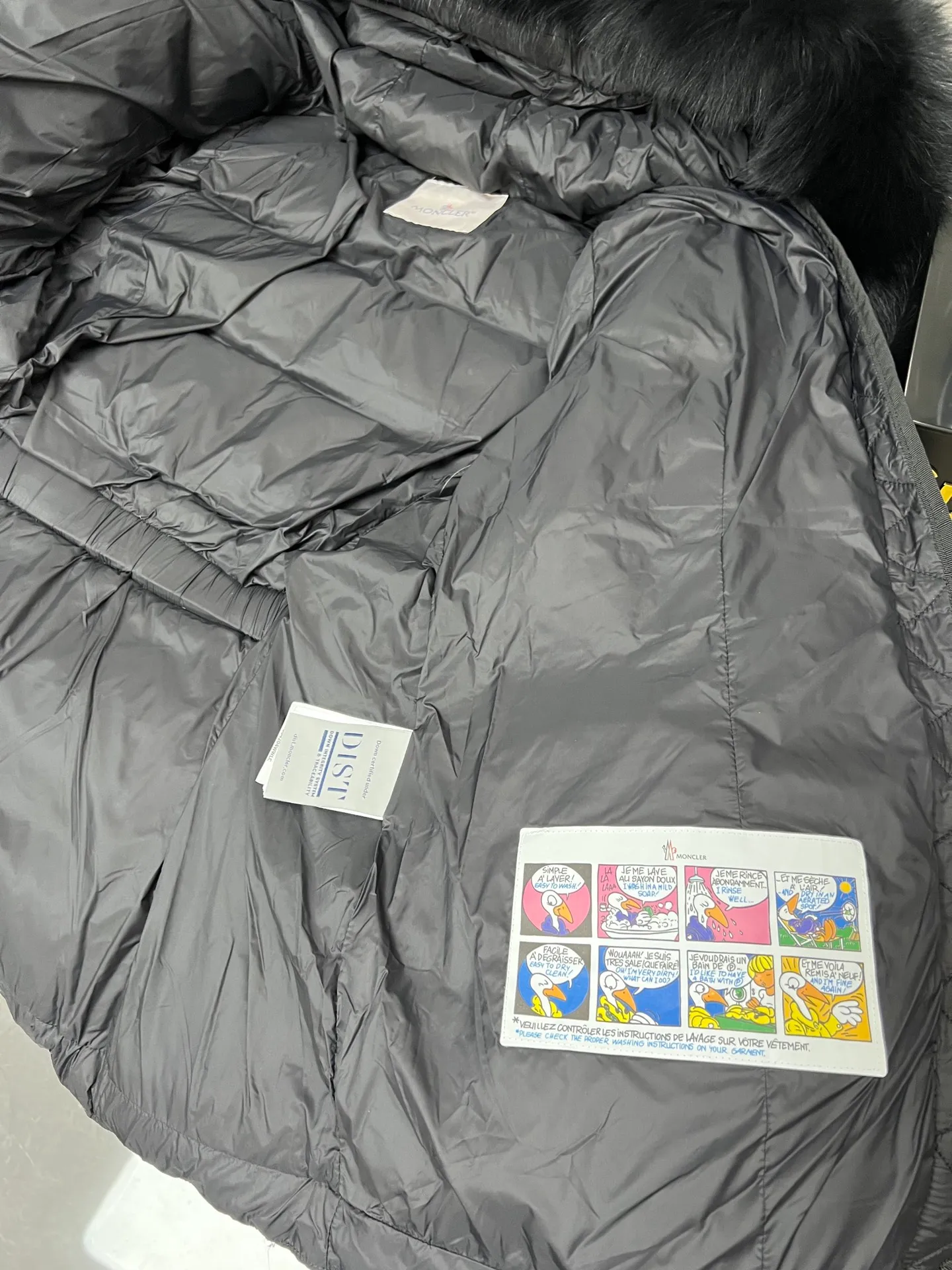 P1100 Moncler's new fur collar hooded waisted down jacket. The slim fit highlights the fluffy temperament of this down jacket. It is light and neat without any bloat. The fur collar at the neck is very textured. It is super slim and age-reducing. It is warm and fashionable at the same time. It is definitely a versatile and unmistakable thermal artifact for daily outings. Color: Black White Size: 1234