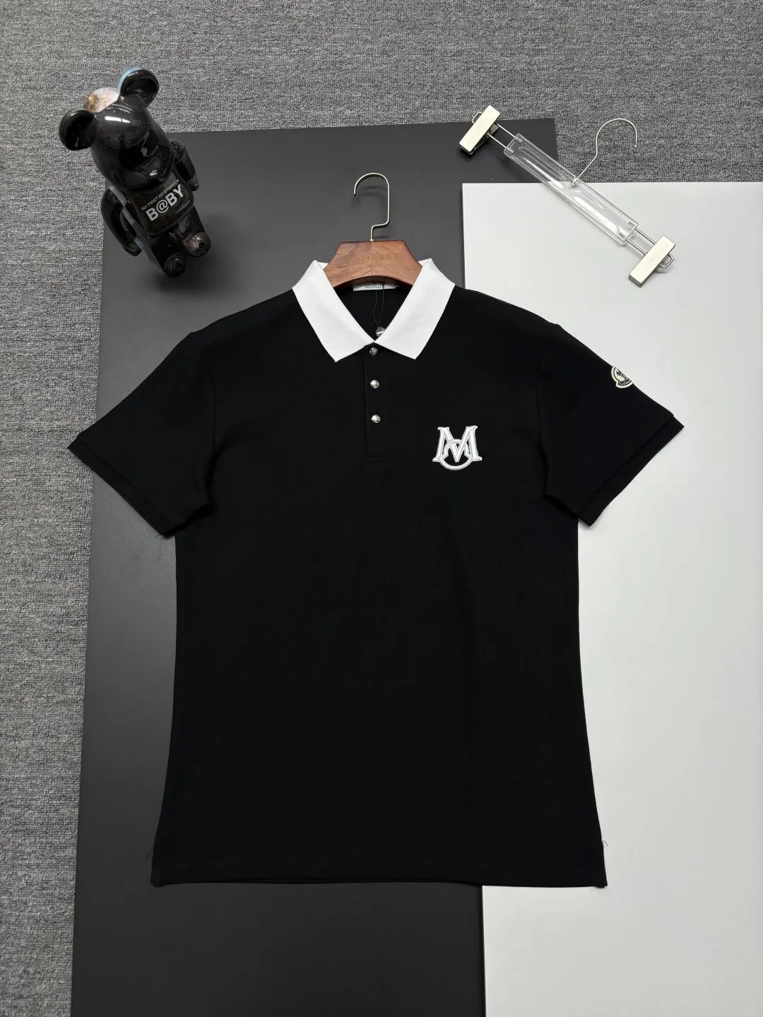 P180 MONCLER Mouth Covered Letter LOGO Embroidered New Polo Shirt Original fabric Official same style Made of 210g pure cotton pique fabric, customized same-tank dyed fabric Very comfortable and smooth to the touch Very wide and stylish Produced by a first-line brand OEM factory Imported Behringer embroidery machine The embroidery is full and textured The collar and collar ribs are woven with imported yarn and will not deform after long-term wear The latest style for spring and summer Fashionable and individual Super versatile and good-looking one It is very suitable for both men and women. A must-have item for everyone. Color: Black White Royal Blue Size: M-3XL