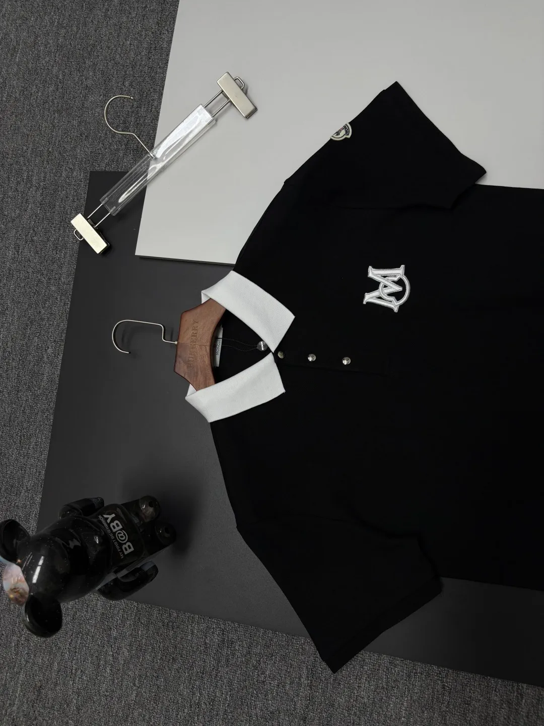 P180 MONCLER Mouth Covered Letter LOGO Embroidered New Polo Shirt Original fabric Official same style Made of 210g pure cotton pique fabric, customized same-tank dyed fabric Very comfortable and smooth to the touch Very wide and stylish Produced by a first-line brand OEM factory Imported Behringer embroidery machine The embroidery is full and textured The collar and collar ribs are woven with imported yarn and will not deform after long-term wear The latest style for spring and summer Fashionable and individual Super versatile and good-looking one It is very suitable for both men and women. A must-have item for everyone. Color: Black White Royal Blue Size: M-3XL