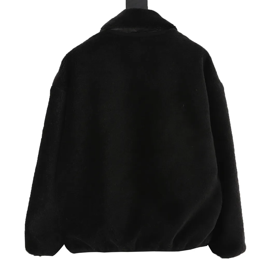 P530 Moncler/Muzzled Teddy Velvet Zipper Pocket It’s the season to wear Moner again ~ Who can refuse a piece of fragrant and soft teddy velvet fabric🐑, Moner25’s new autumn and winter product is the same for men and women. The top original version refers to the highest version in China (there is no one) (one is made with ingenuity and it is ZP). The new teddy velvet for autumn and winter 25 is really so comfortable. The soft and waxy fabric has a great texture. It is a very thick zippered teddy. You don’t have to worry if you have it in autumn and winter. The most beautiful Maillard color lamb hair in autumn and winter! Same style for men and women. Carefully make an original product so that every customer has the confidence to introduce it to his customers. Size: XS-L