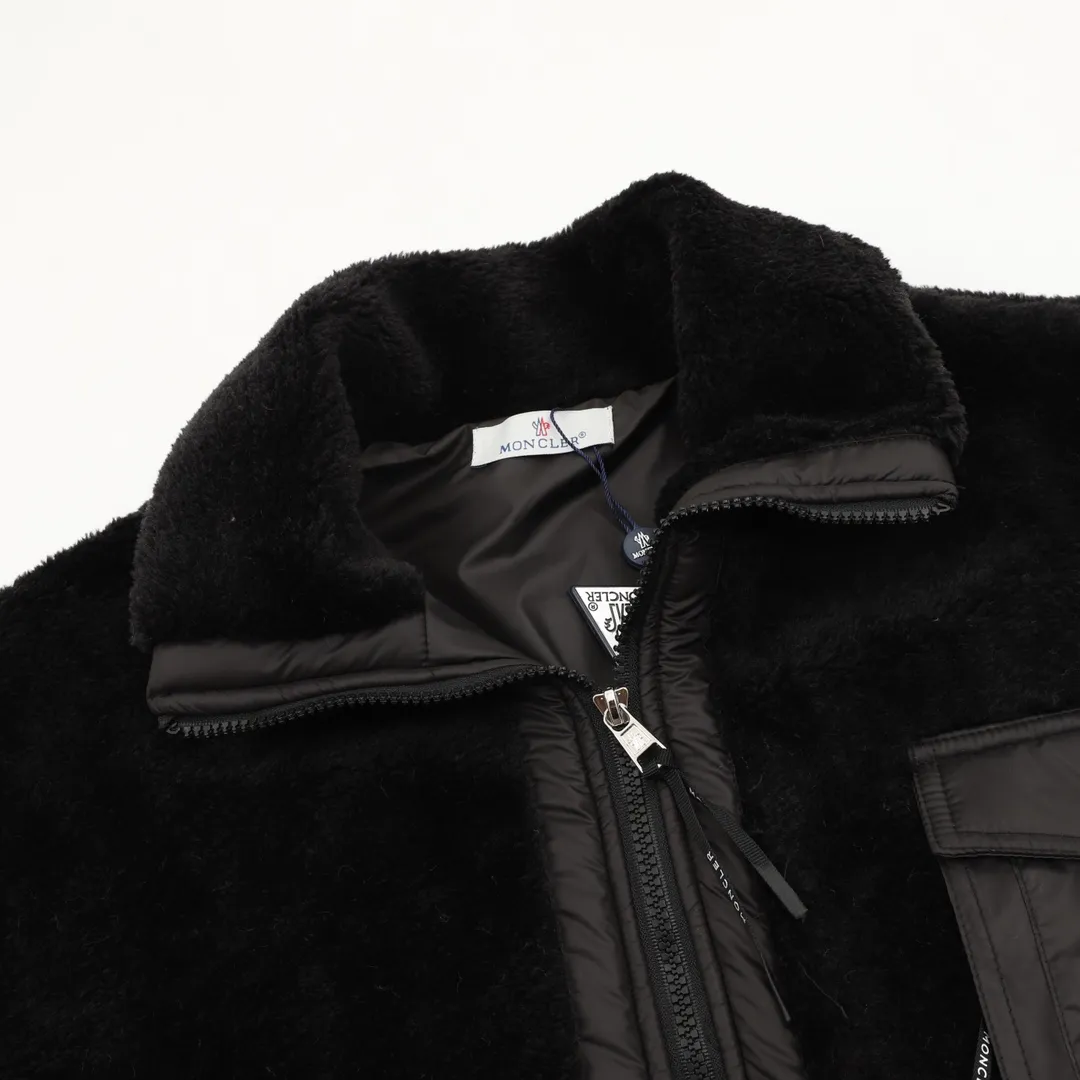 P530 Moncler/Muzzled Teddy Velvet Zipper Pocket It’s the season to wear Moner again ~ Who can refuse a piece of fragrant and soft teddy velvet fabric🐑, Moner25’s new autumn and winter product is the same for men and women. The top original version refers to the highest version in China (there is no one) (one is made with ingenuity and it is ZP). The new teddy velvet for autumn and winter 25 is really so comfortable. The soft and waxy fabric has a great texture. It is a very thick zippered teddy. You don’t have to worry if you have it in autumn and winter. The most beautiful Maillard color lamb hair in autumn and winter! Same style for men and women. Carefully make an original product so that every customer has the confidence to introduce it to his customers. Size: XS-L