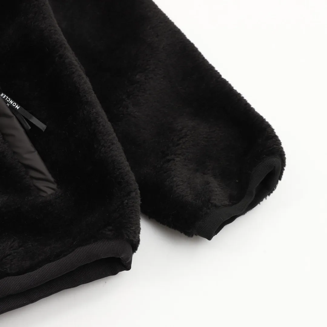 P530 Moncler/Muzzled Teddy Velvet Zipper Pocket It’s the season to wear Moner again ~ Who can refuse a piece of fragrant and soft teddy velvet fabric🐑, Moner25’s new autumn and winter product is the same for men and women. The top original version refers to the highest version in China (there is no one) (one is made with ingenuity and it is ZP). The new teddy velvet for autumn and winter 25 is really so comfortable. The soft and waxy fabric has a great texture. It is a very thick zippered teddy. You don’t have to worry if you have it in autumn and winter. The most beautiful Maillard color lamb hair in autumn and winter! Same style for men and women. Carefully make an original product so that every customer has the confidence to introduce it to his customers. Size: XS-L