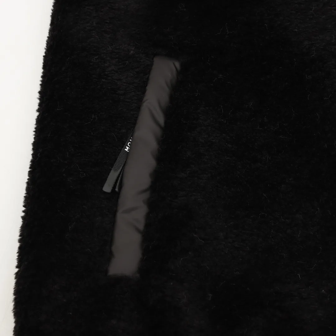 P530 Moncler/Muzzled Teddy Velvet Zipper Pocket It’s the season to wear Moner again ~ Who can refuse a piece of fragrant and soft teddy velvet fabric🐑, Moner25’s new autumn and winter product is the same for men and women. The top original version refers to the highest version in China (there is no one) (one is made with ingenuity and it is ZP). The new teddy velvet for autumn and winter 25 is really so comfortable. The soft and waxy fabric has a great texture. It is a very thick zippered teddy. You don’t have to worry if you have it in autumn and winter. The most beautiful Maillard color lamb hair in autumn and winter! Same style for men and women. Carefully make an original product so that every customer has the confidence to introduce it to his customers. Size: XS-L